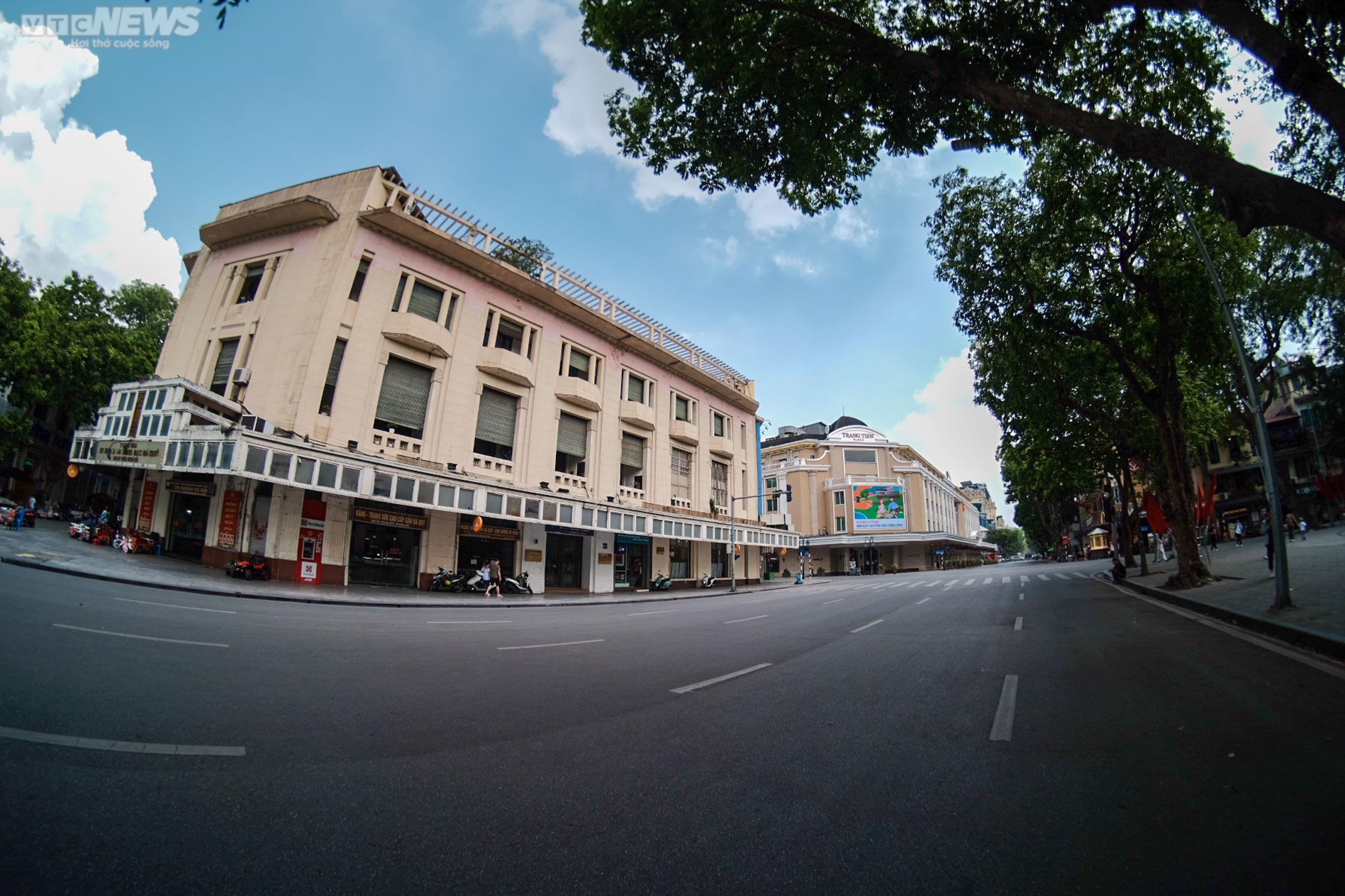 Hà Nội nắng như đổ lửa, phố đi bộ Hồ Gươm cuối tuần vắng hoe - 1