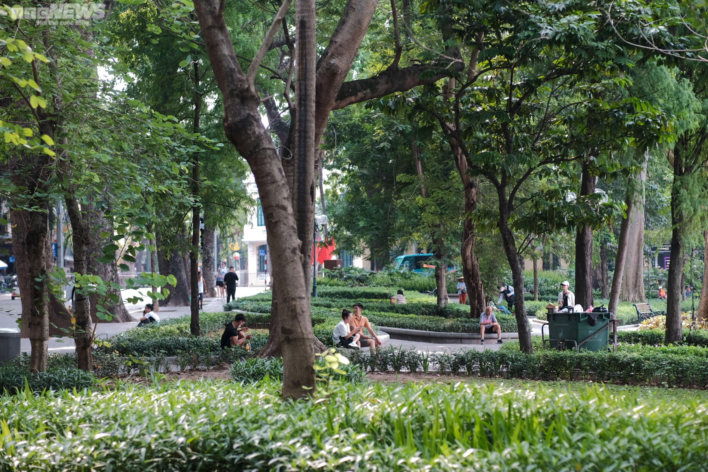 Hà Nội nắng như đổ lửa, phố đi bộ Hồ Gươm cuối tuần vắng hoe - 5