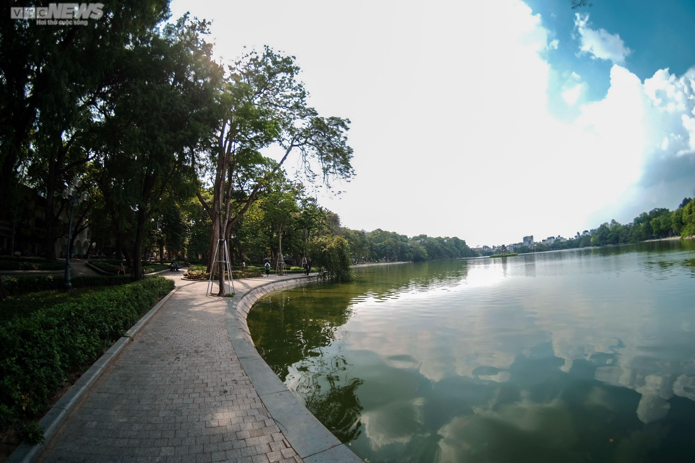 Hà Nội nắng như đổ lửa, phố đi bộ Hồ Gươm cuối tuần vắng hoe - 12