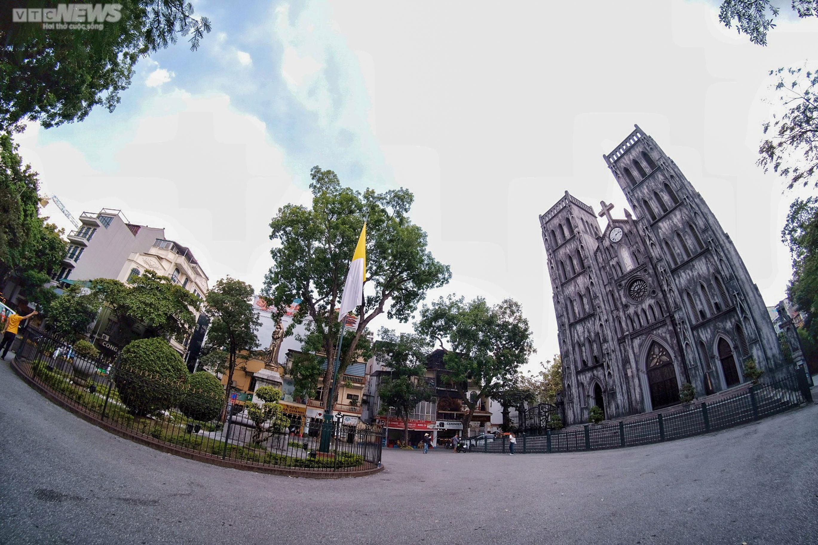 Hà Nội nắng như đổ lửa, phố đi bộ Hồ Gươm cuối tuần vắng hoe - 11