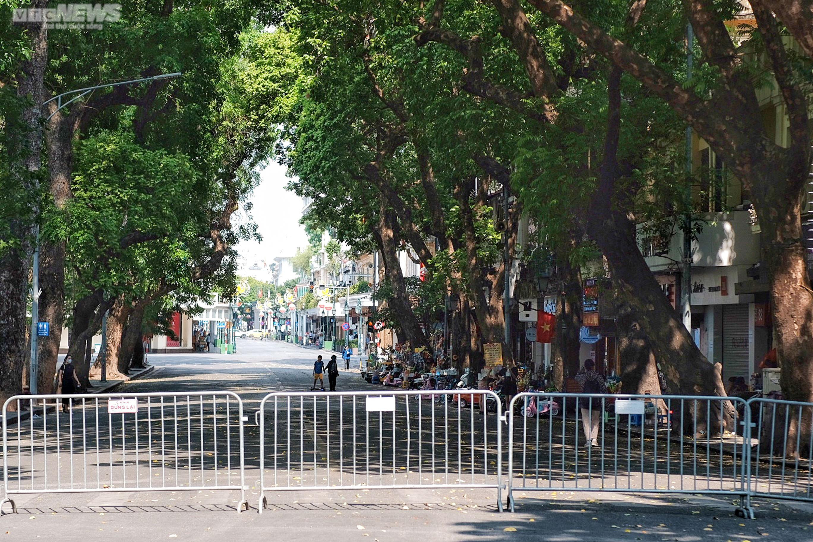 Hà Nội nắng như đổ lửa, phố đi bộ Hồ Gươm cuối tuần vắng hoe - 6