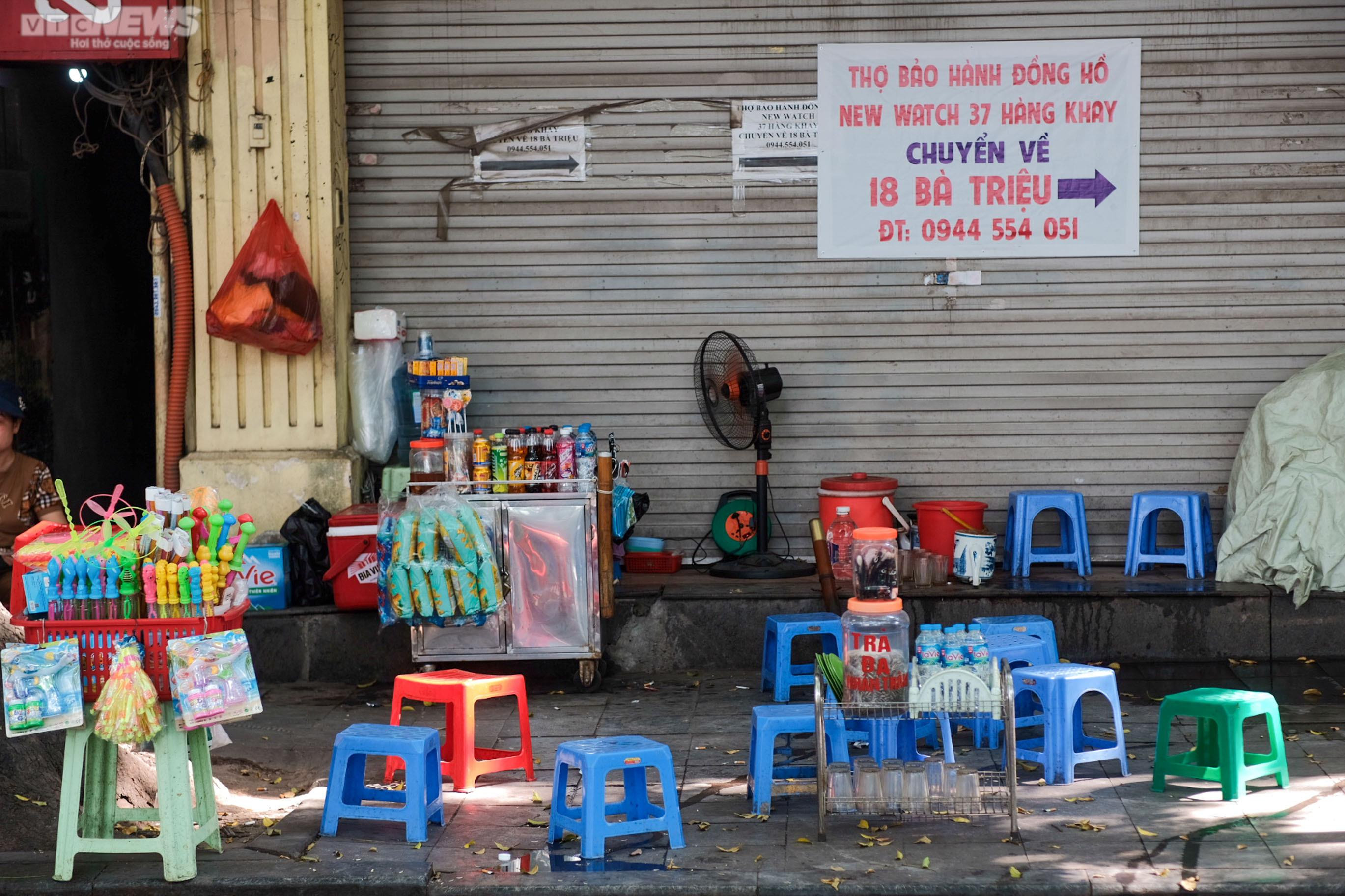 Hà Nội nắng như đổ lửa, phố đi bộ Hồ Gươm cuối tuần vắng hoe - 8