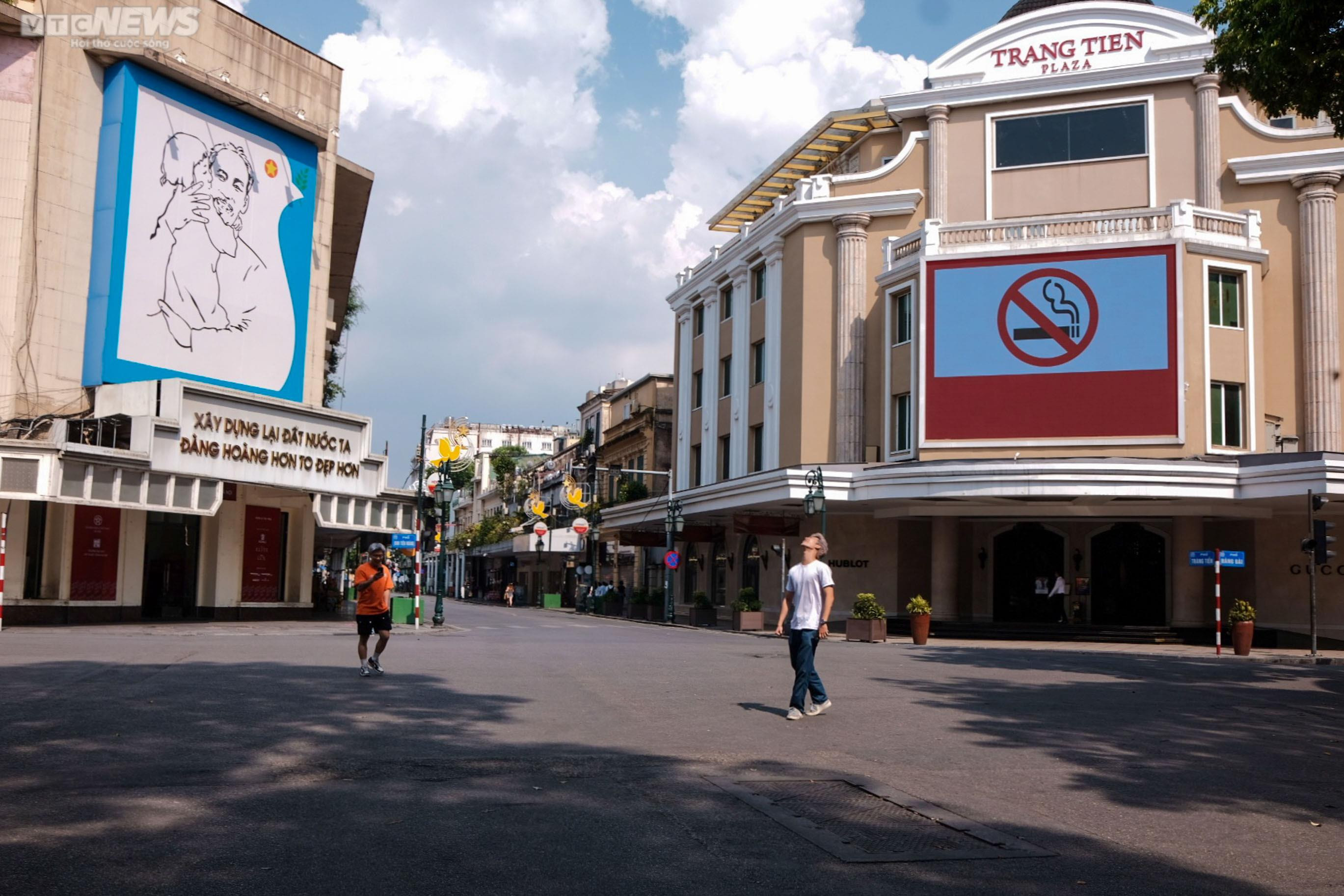 Hà Nội nắng như đổ lửa, phố đi bộ Hồ Gươm cuối tuần vắng hoe - 2