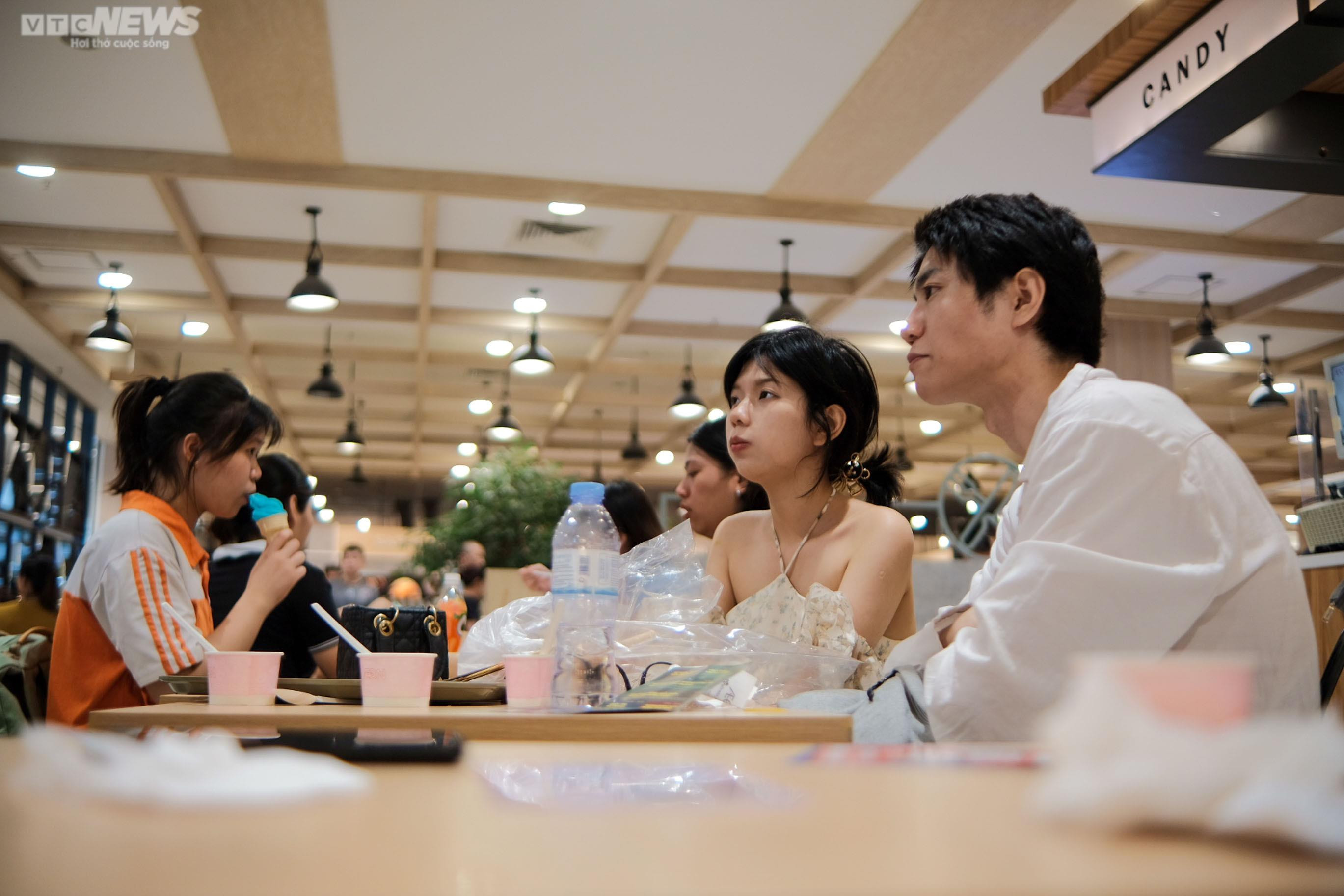 Mất điện nhiều giờ, người Hà Nội đổ xô vào trung tâm thương mại tránh nóng - 5