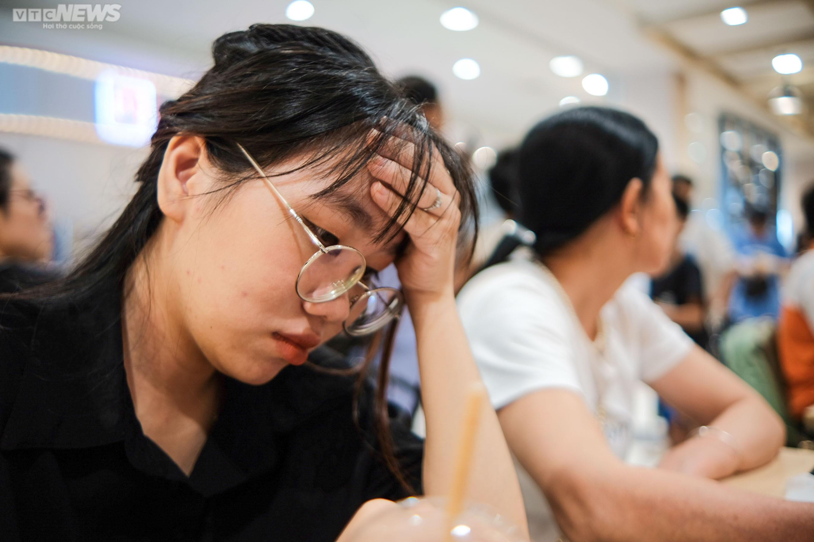 Mất điện nhiều giờ, người Hà Nội đổ xô vào trung tâm thương mại tránh nóng - 3