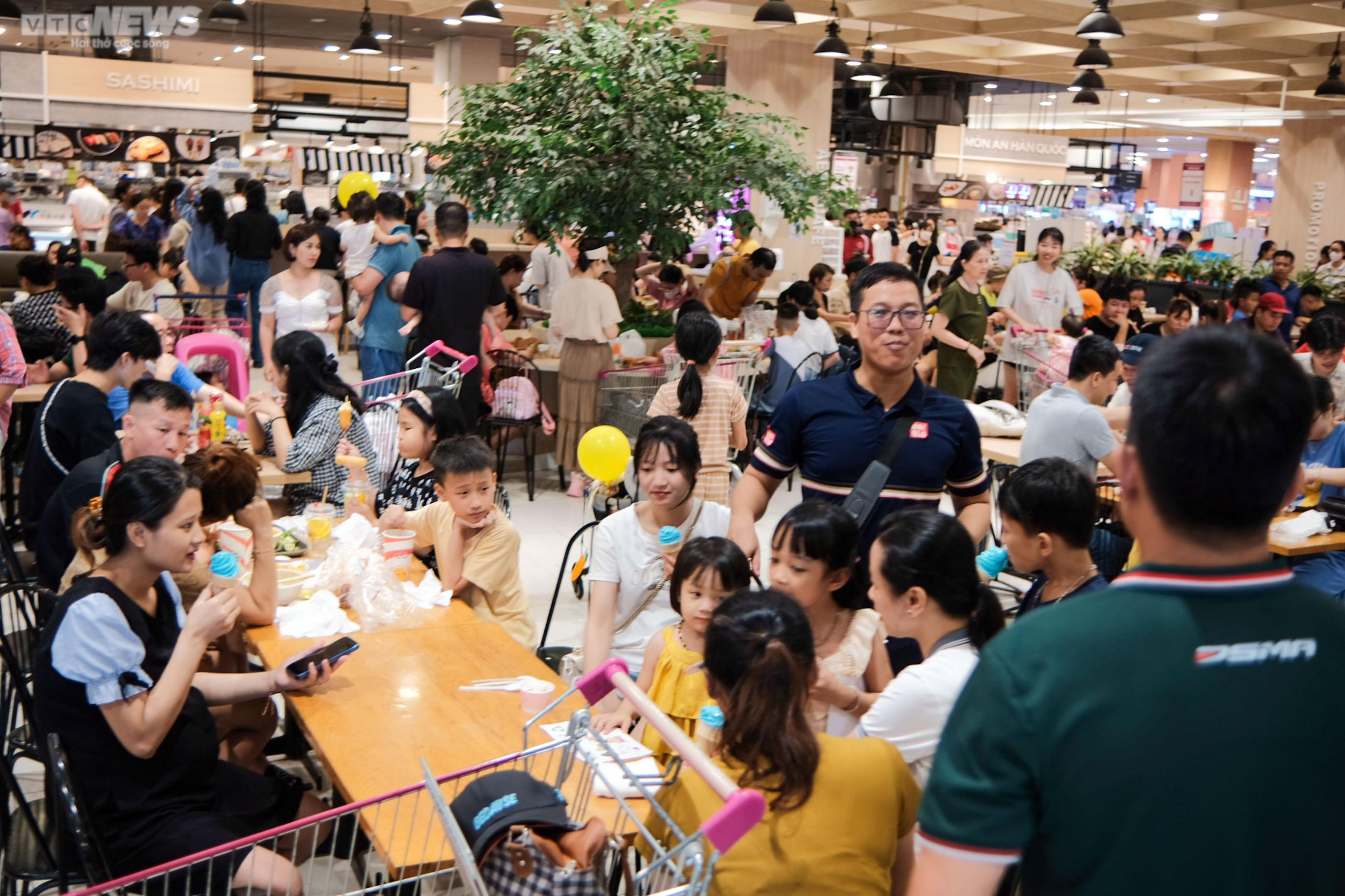 Mất điện nhiều giờ, người Hà Nội đổ xô vào trung tâm thương mại tránh nóng - 2