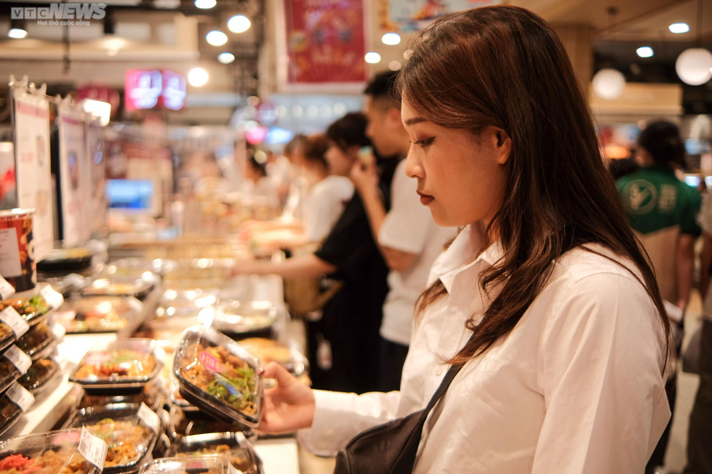 Mất điện nhiều giờ, người Hà Nội đổ xô vào trung tâm thương mại tránh nóng - 4