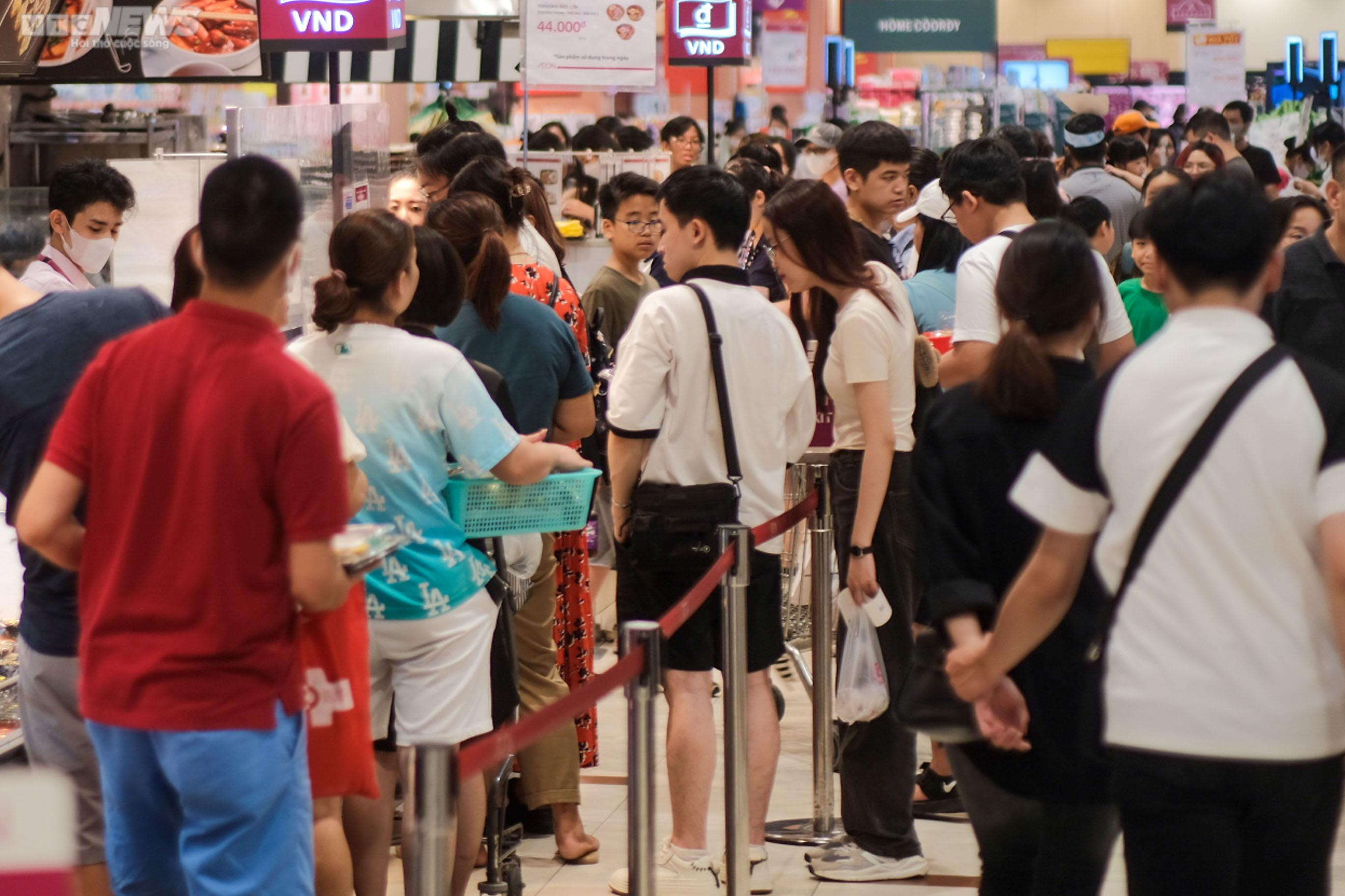 Mất điện nhiều giờ, người Hà Nội đổ xô vào trung tâm thương mại tránh nóng - 6