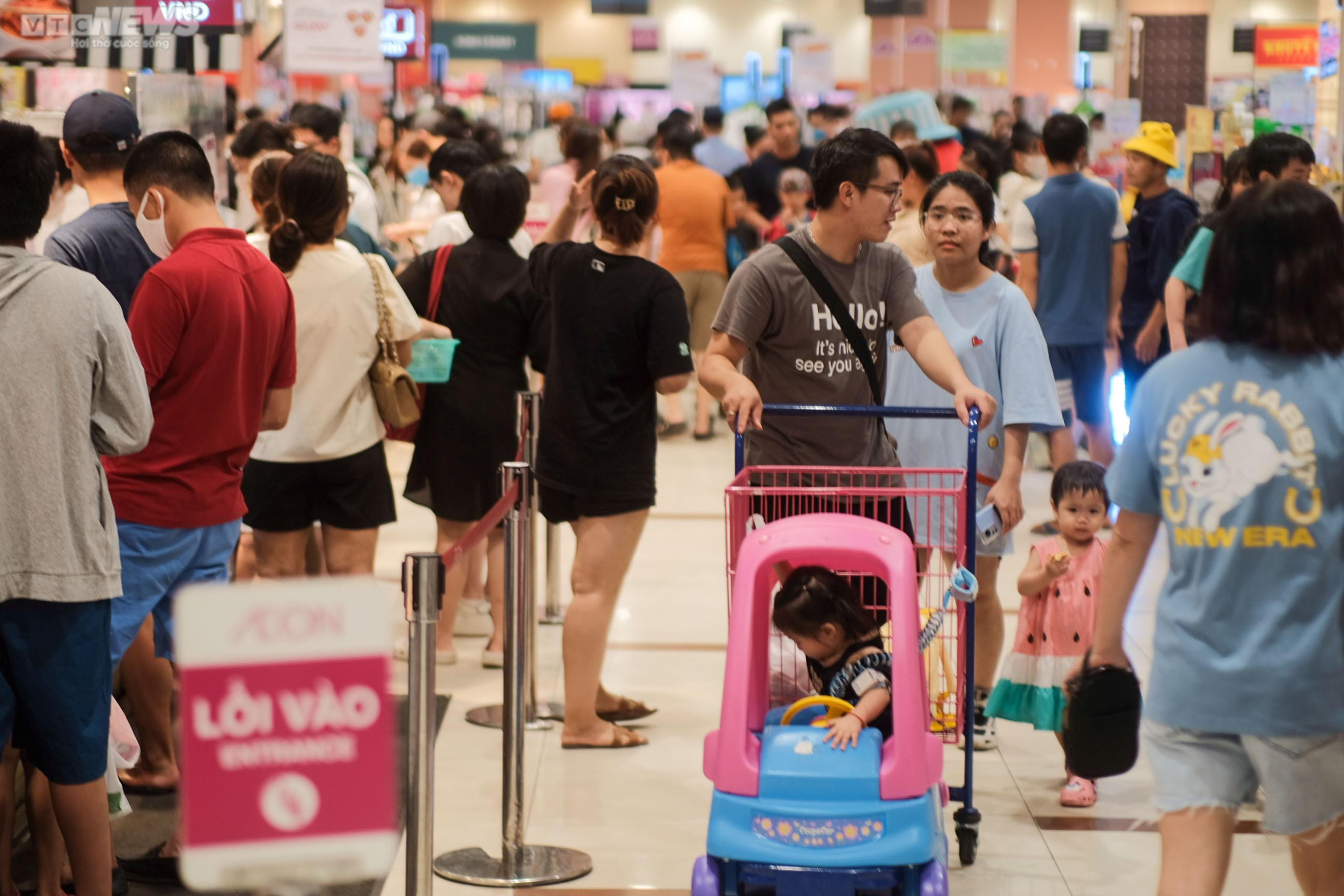 Mất điện nhiều giờ, người Hà Nội đổ xô vào trung tâm thương mại tránh nóng - 10