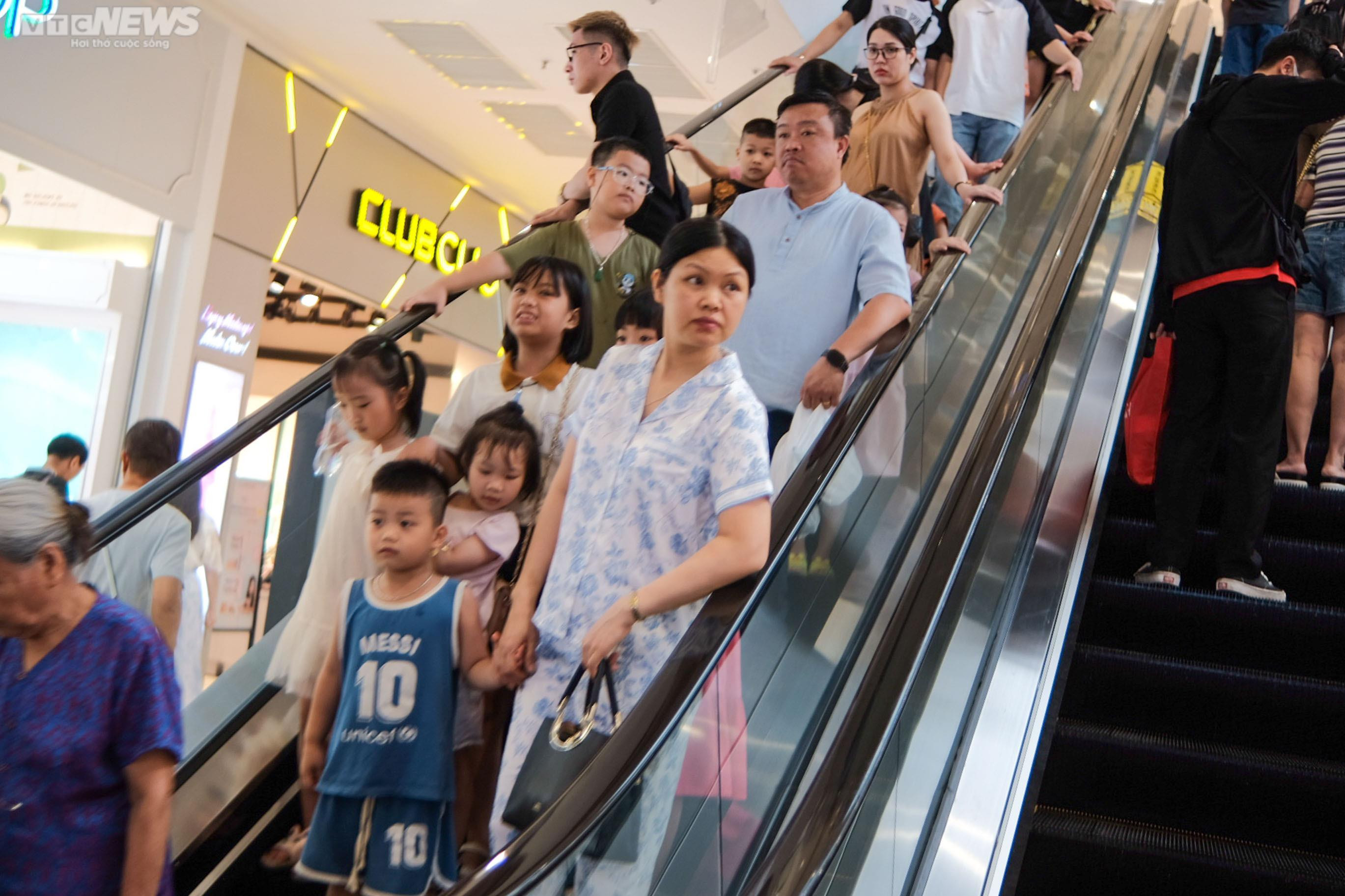 Mất điện nhiều giờ, người Hà Nội đổ xô vào trung tâm thương mại tránh nóng - 8