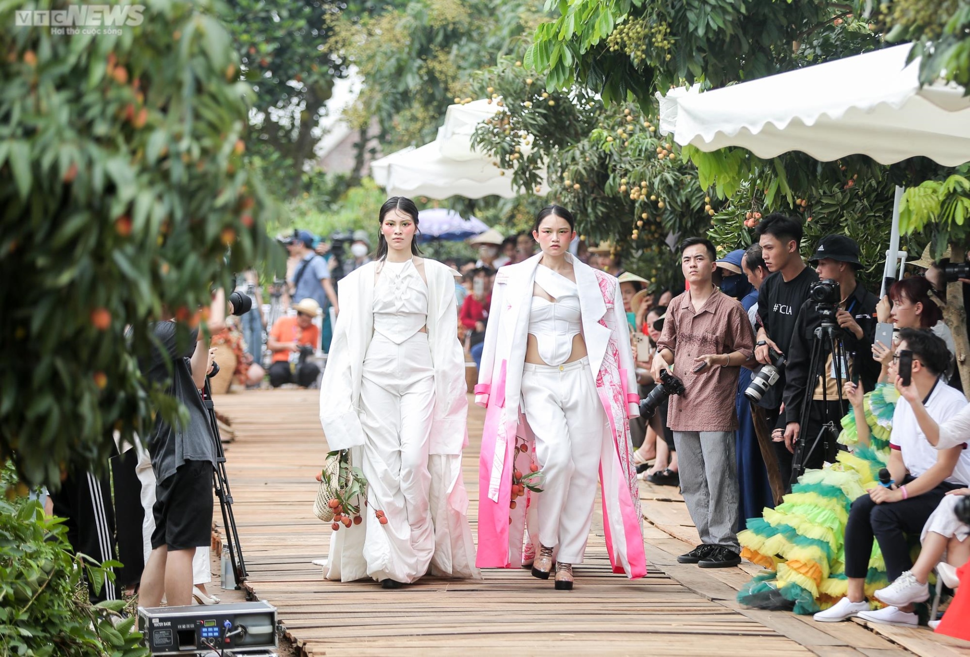 Độc đáo show thời trang chủ đề tôn vinh vải thiều Bắc Giang - 6