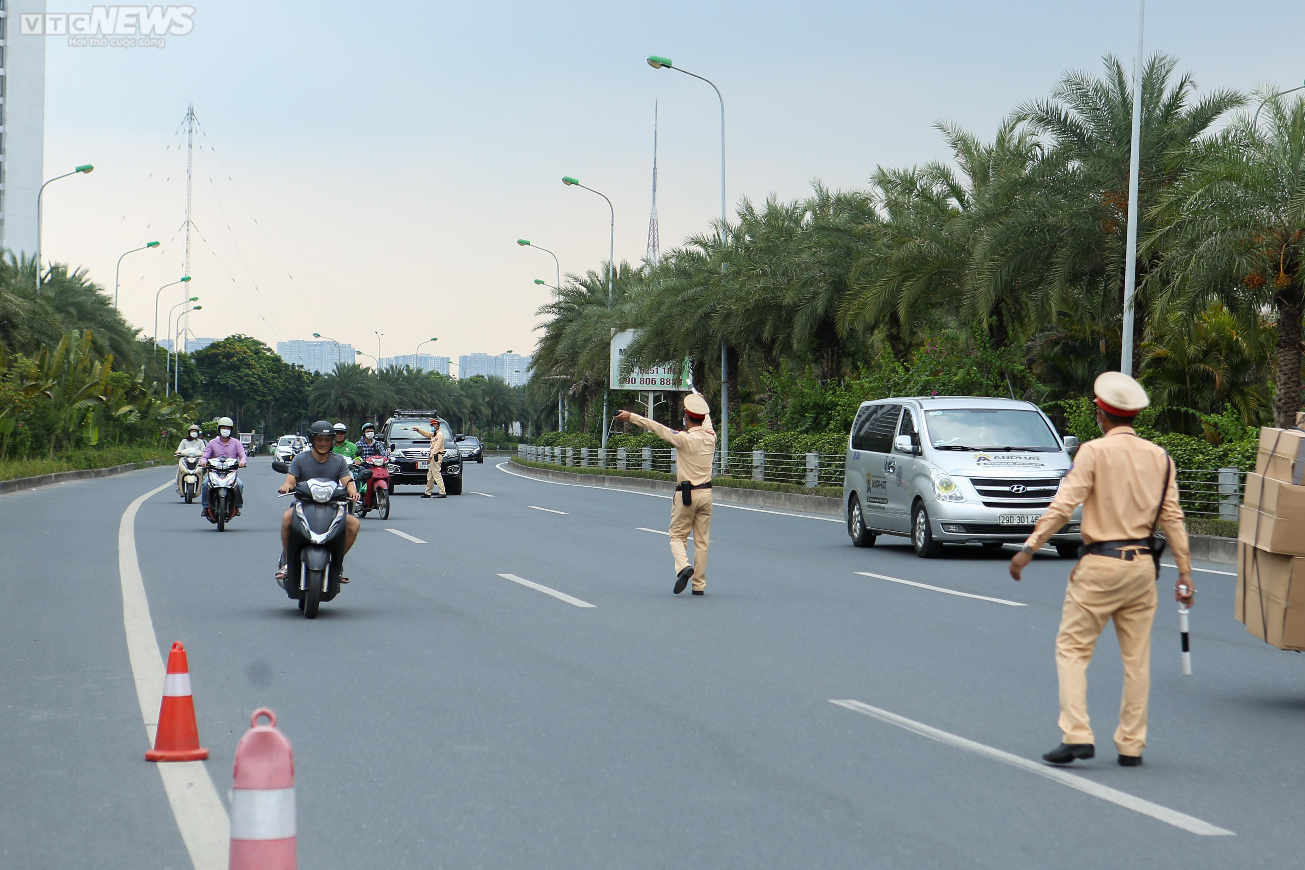 Bị CSGT dừng xe, người vi phạm gọi điện cầu cứu nhưng bất thành - 1