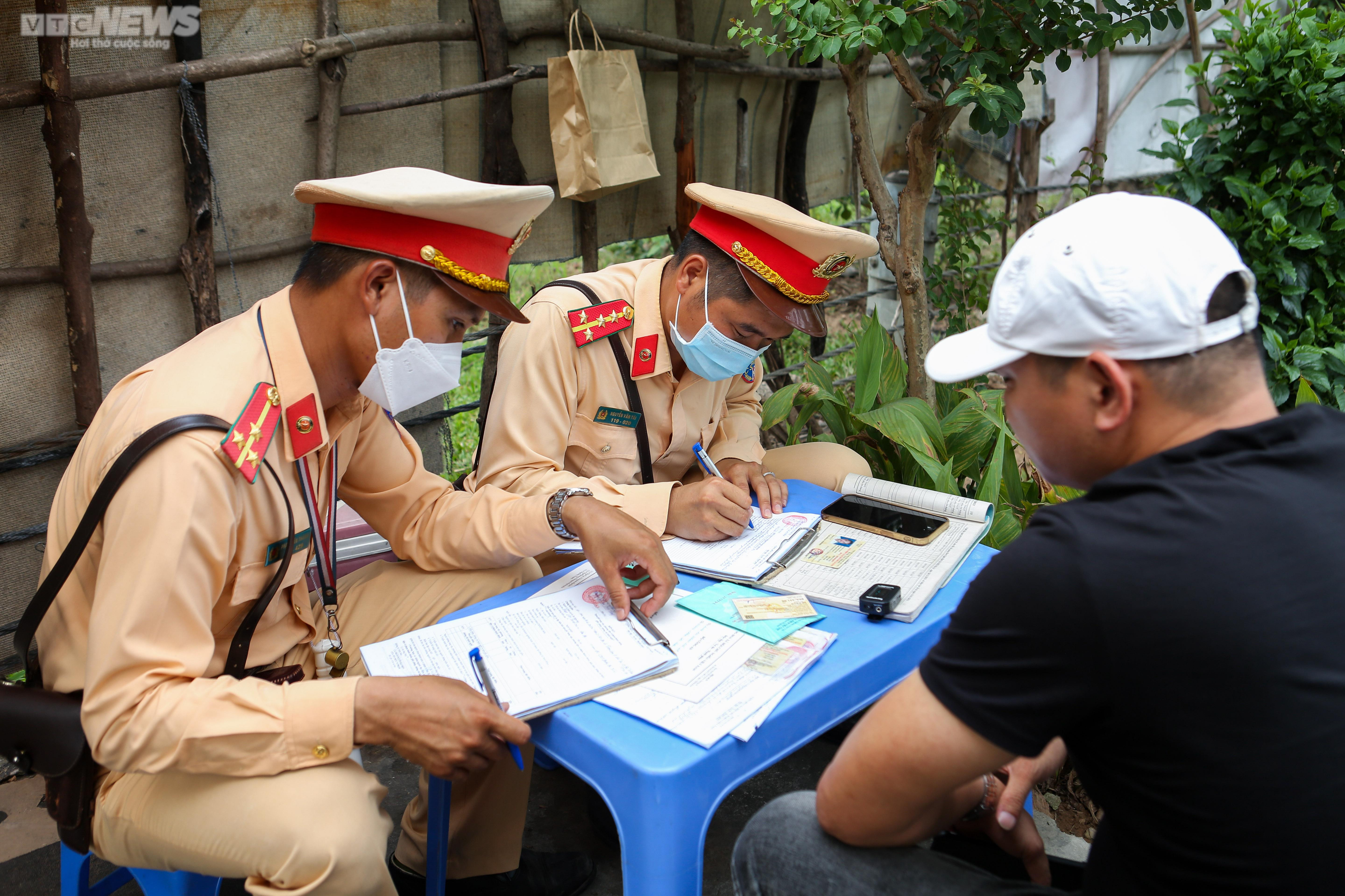 Bị CSGT dừng xe, người vi phạm gọi điện cầu cứu nhưng bất thành - 11