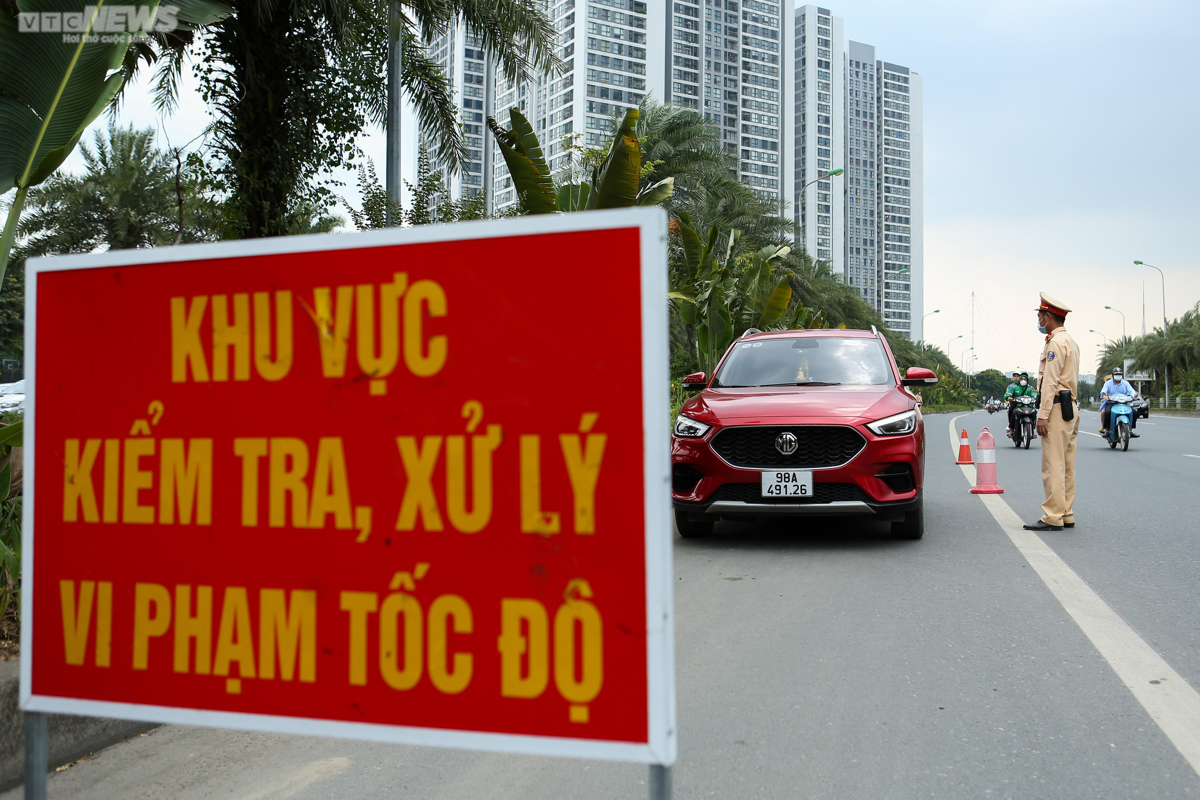 Bị CSGT dừng xe, người vi phạm gọi điện cầu cứu nhưng bất thành - 2