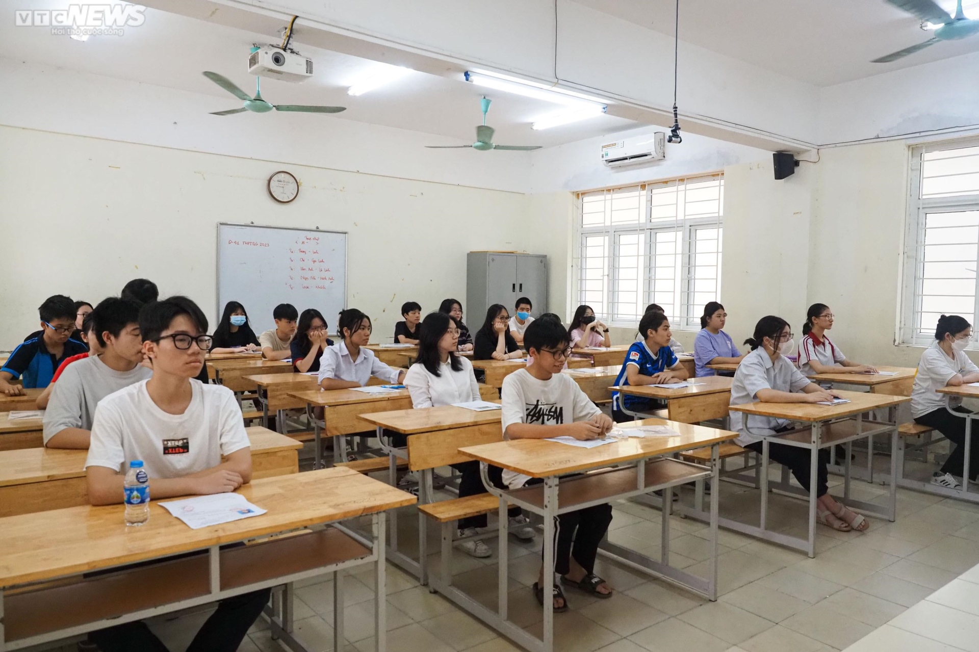 Gần 105.000 thí sinh Hà Nội làm thủ tục dự thi lớp 10  - 11