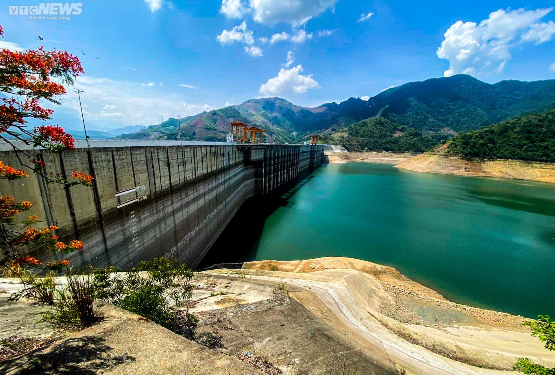 Thuyền bè ‘nằm chờ chết’ dưới lòng hồ thuỷ điện lớn nhất Việt Nam - 1