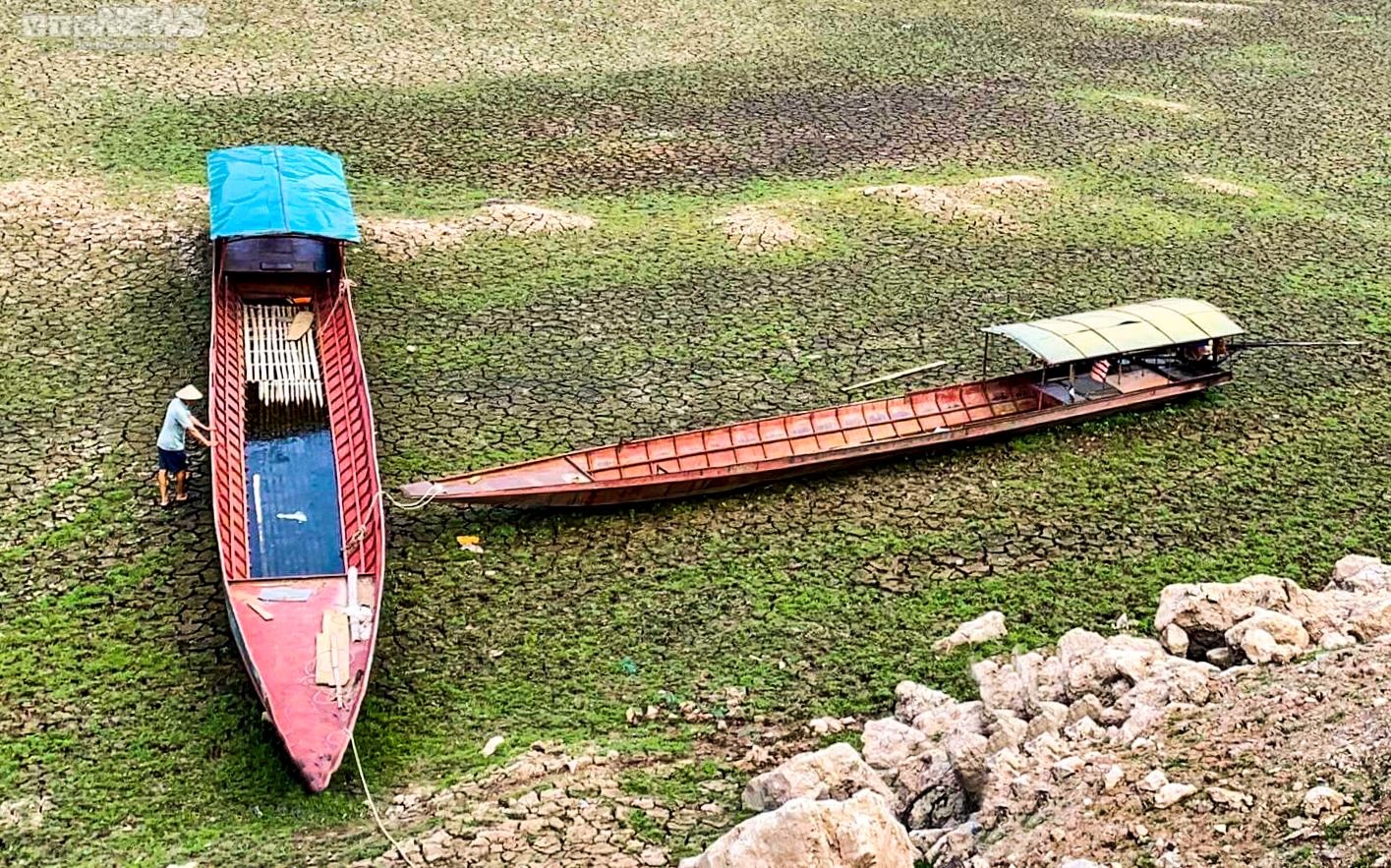 Thuyền bè ‘nằm chờ chết’ dưới lòng hồ thuỷ điện lớn nhất Việt Nam - 4