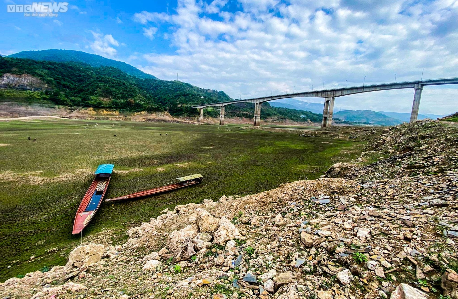 Thuyền bè ‘nằm chờ chết’ dưới lòng hồ thuỷ điện lớn nhất Việt Nam - 5