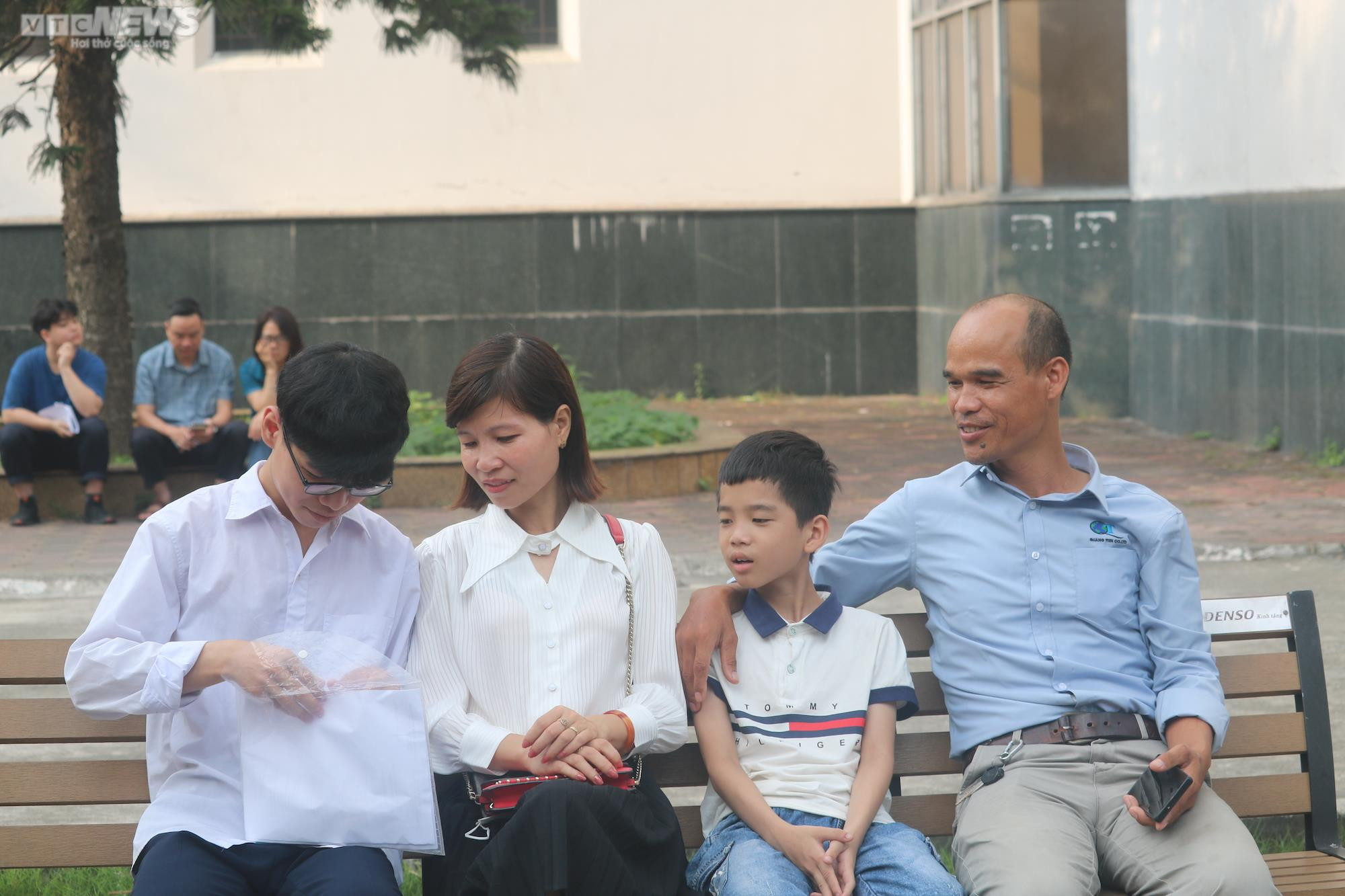 Phụ huynh bắt xe từ 5h sáng, gặm bánh mỳ đưa con đi thi đánh giá tư duy - 5