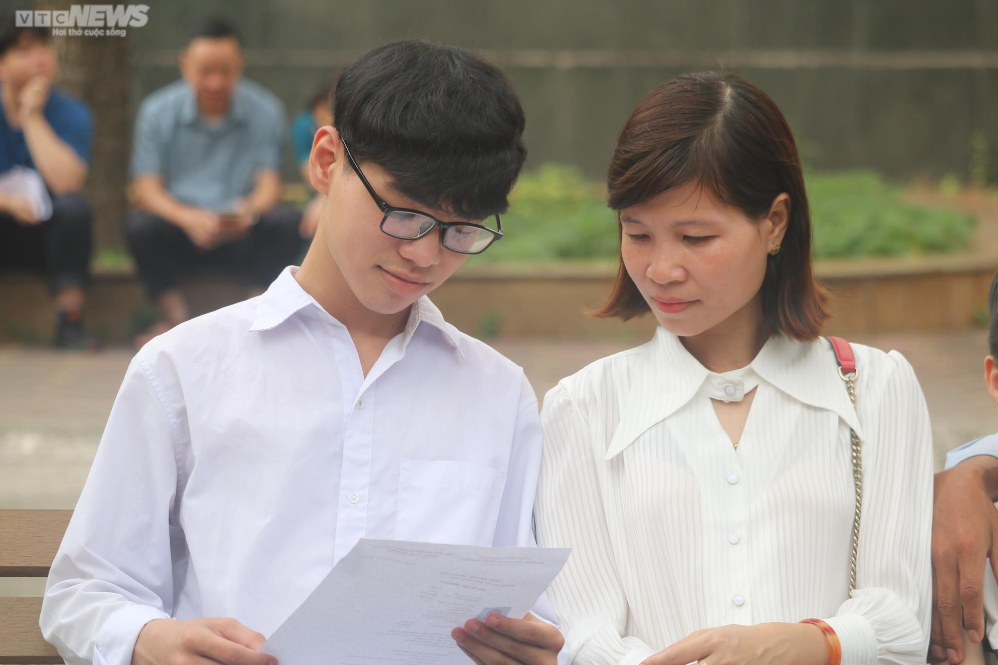 Phụ huynh bắt xe từ 5h sáng, gặm bánh mỳ đưa con đi thi đánh giá tư duy - 6