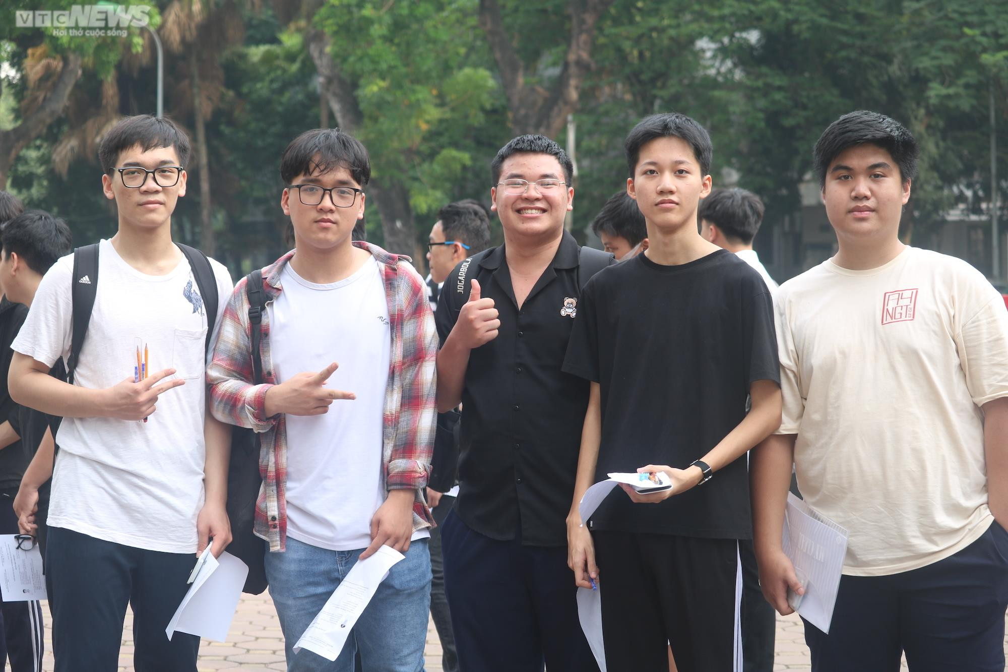 Phụ huynh bắt xe từ 5h sáng, gặm bánh mỳ đưa con đi thi đánh giá tư duy - 7