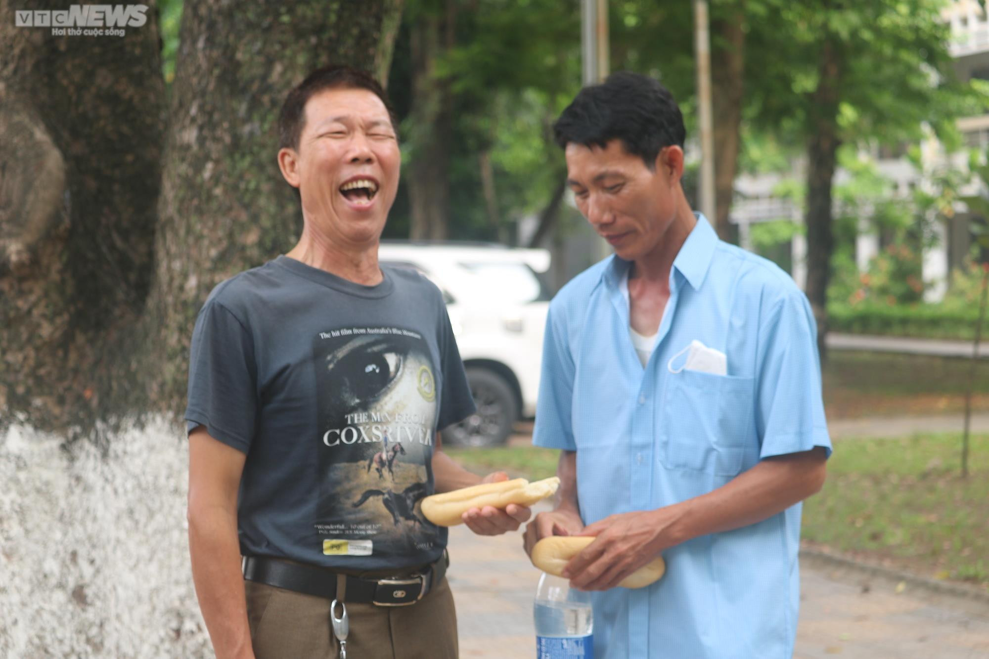 Phụ huynh bắt xe từ 5h sáng, gặm bánh mỳ đưa con đi thi đánh giá tư duy - 3