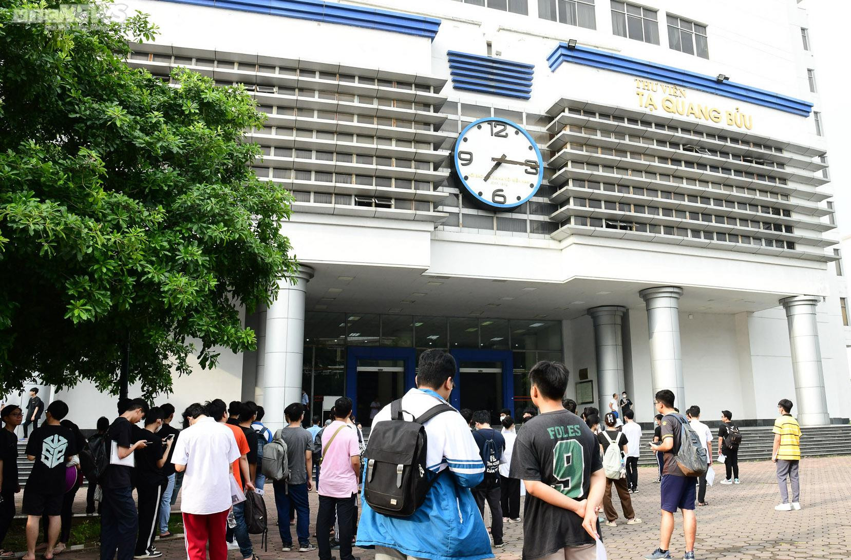 Phụ huynh bắt xe từ 5h sáng, gặm bánh mỳ đưa con đi thi đánh giá tư duy - 4