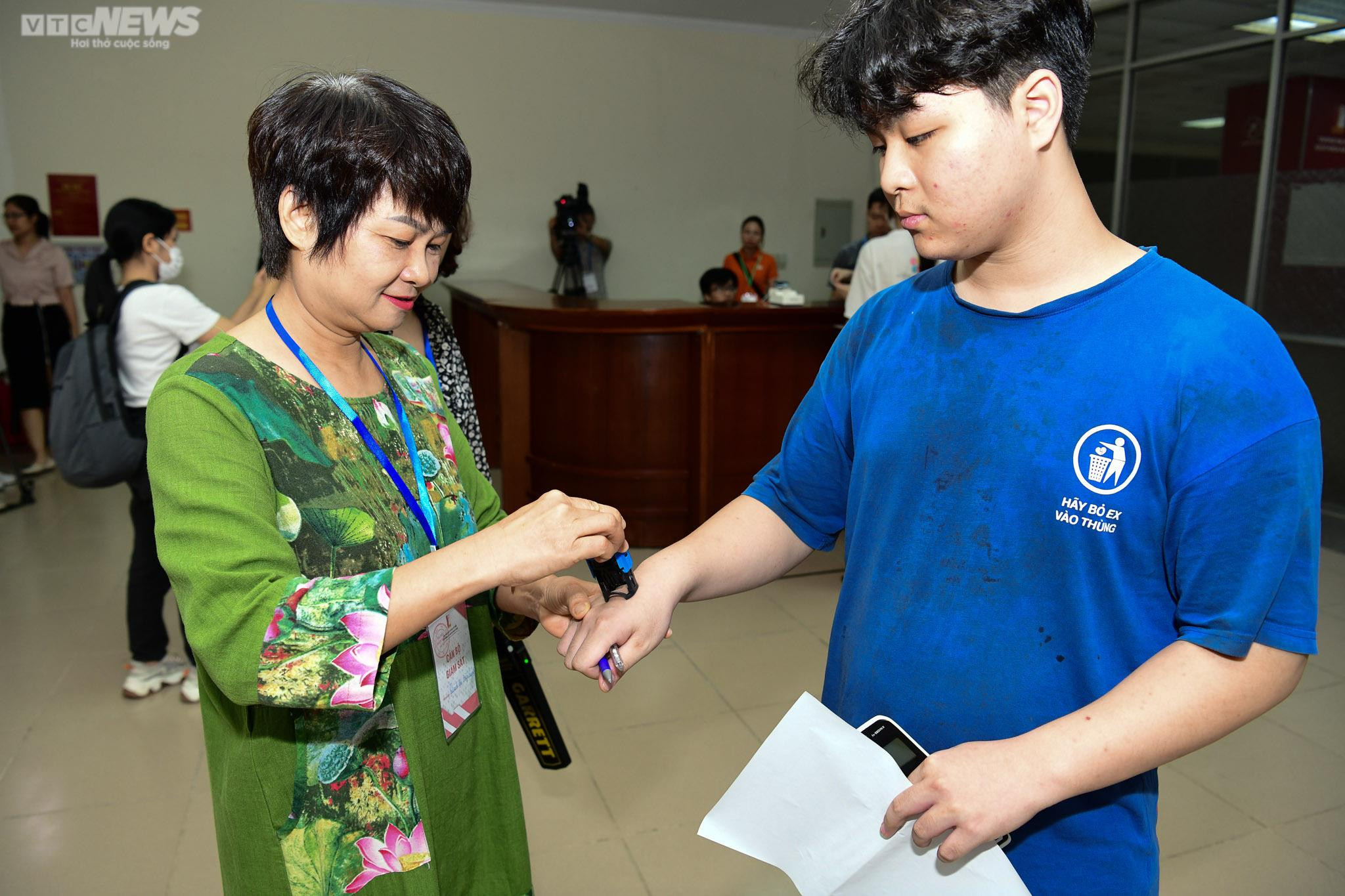 Phụ huynh bắt xe từ 5h sáng, gặm bánh mỳ đưa con đi thi đánh giá tư duy - 9