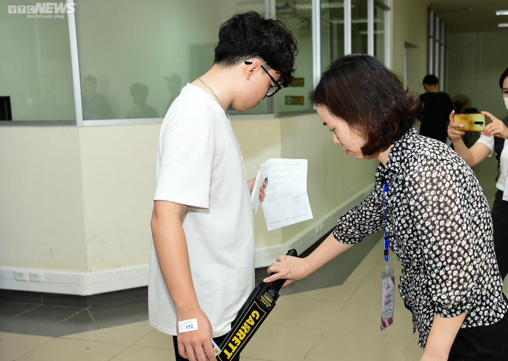 Phụ huynh bắt xe từ 5h sáng, gặm bánh mỳ đưa con đi thi đánh giá tư duy - 8