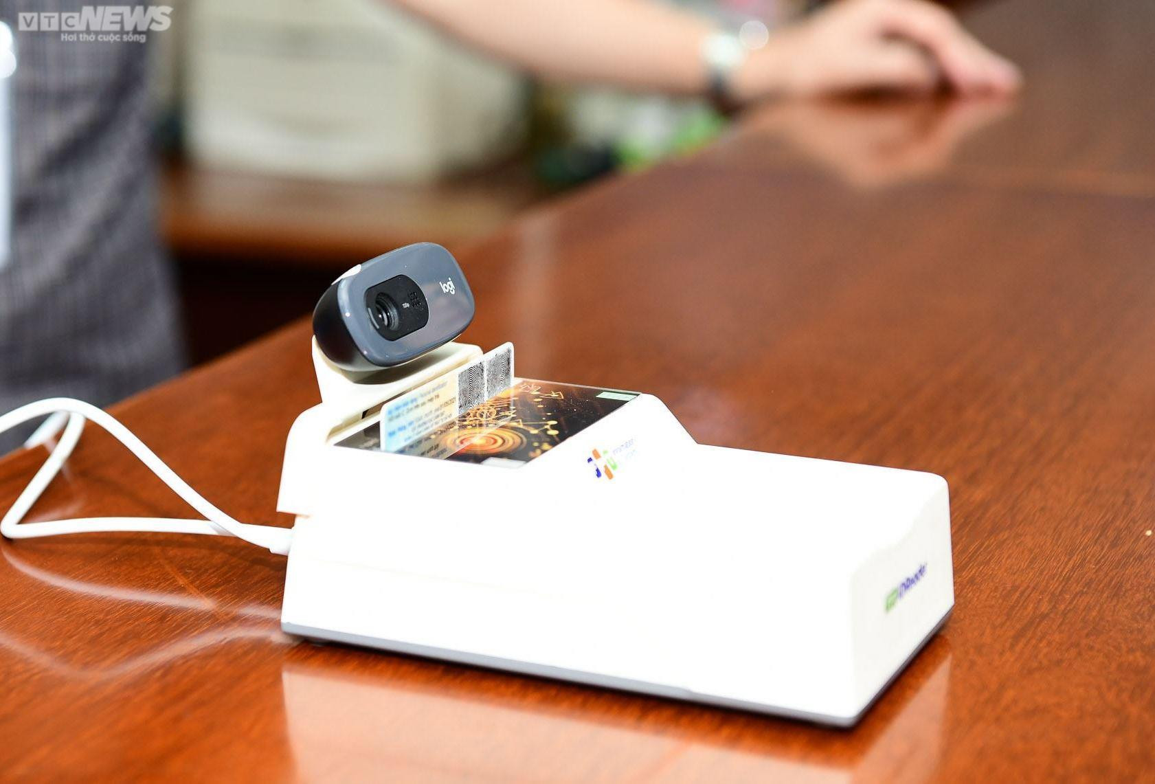 Phụ huynh bắt xe từ 5h sáng, gặm bánh mỳ đưa con đi thi đánh giá tư duy - 11