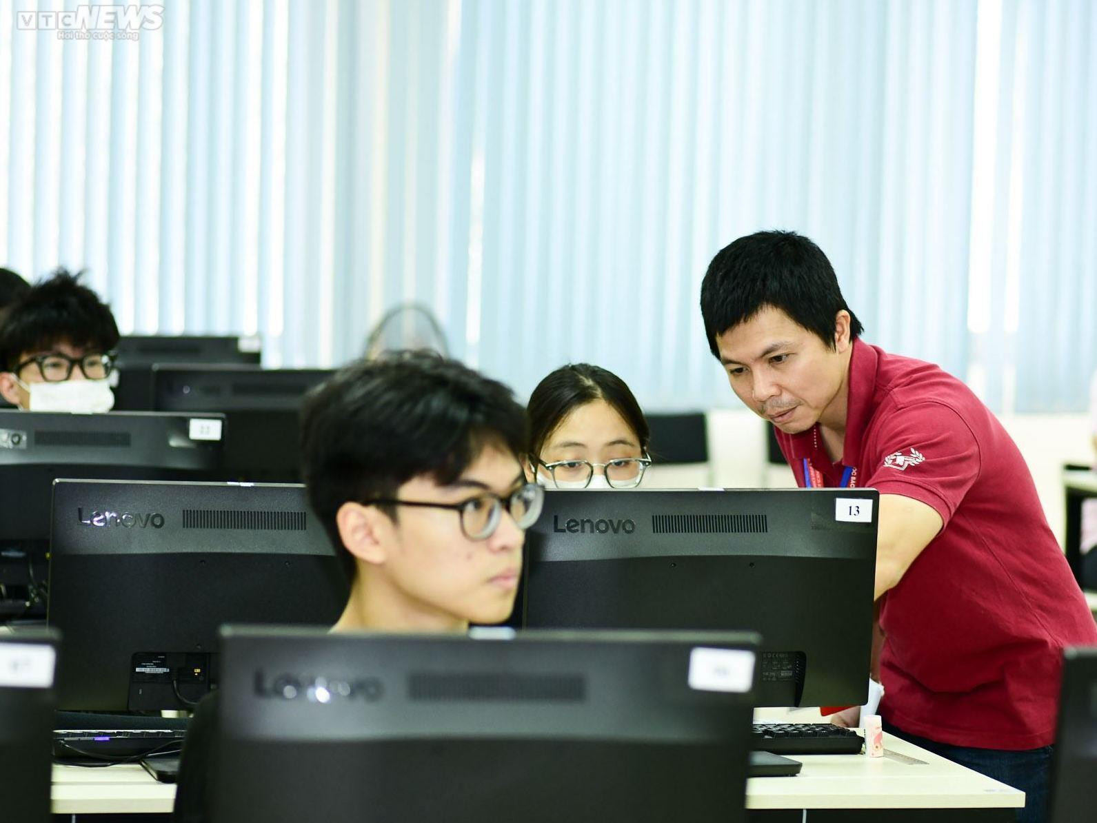 Phụ huynh bắt xe từ 5h sáng, gặm bánh mỳ đưa con đi thi đánh giá tư duy - 14