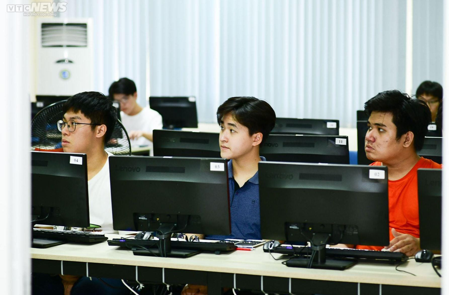 Phụ huynh bắt xe từ 5h sáng, gặm bánh mỳ đưa con đi thi đánh giá tư duy - 15