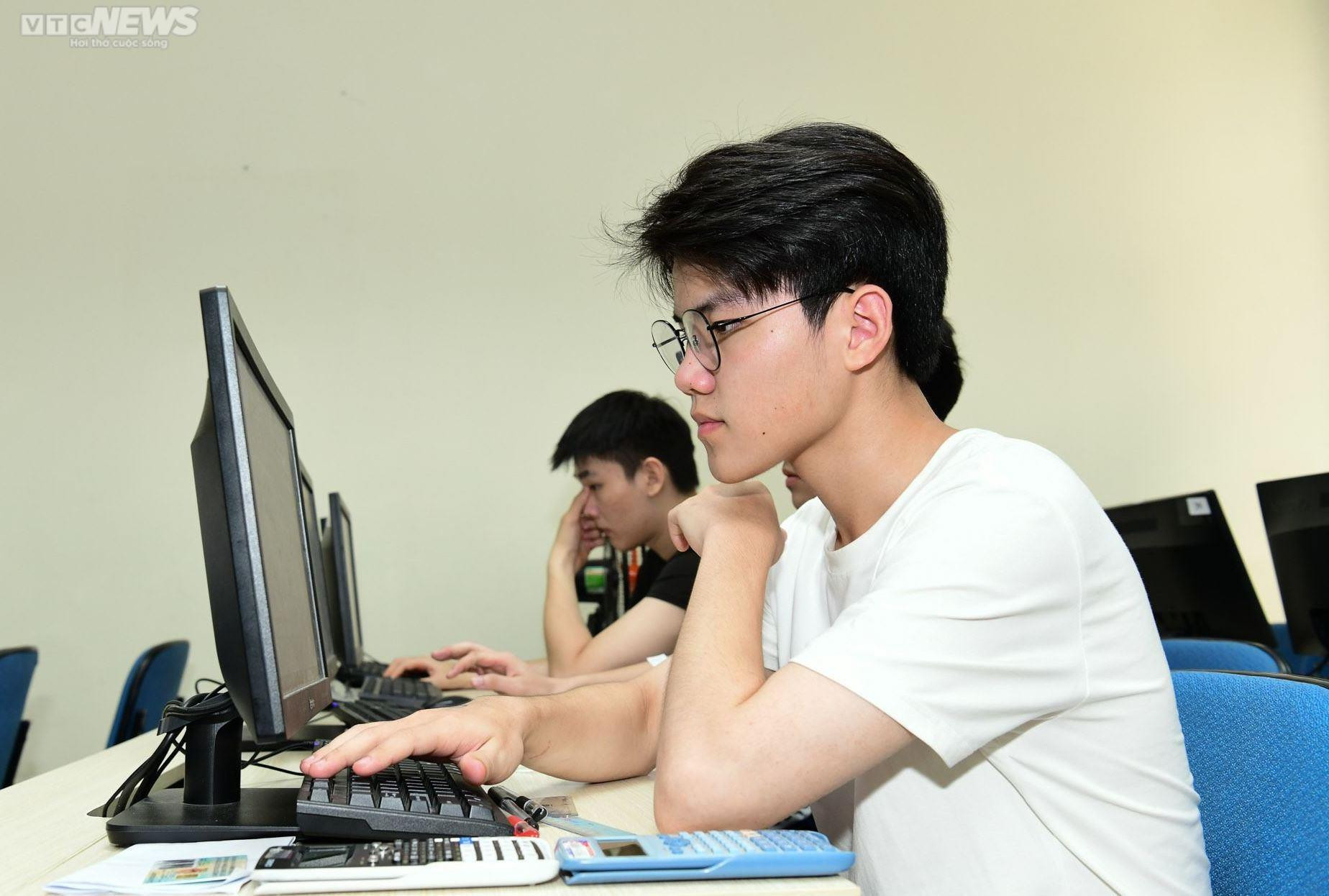 Phụ huynh bắt xe từ 5h sáng, gặm bánh mỳ đưa con đi thi đánh giá tư duy - 16