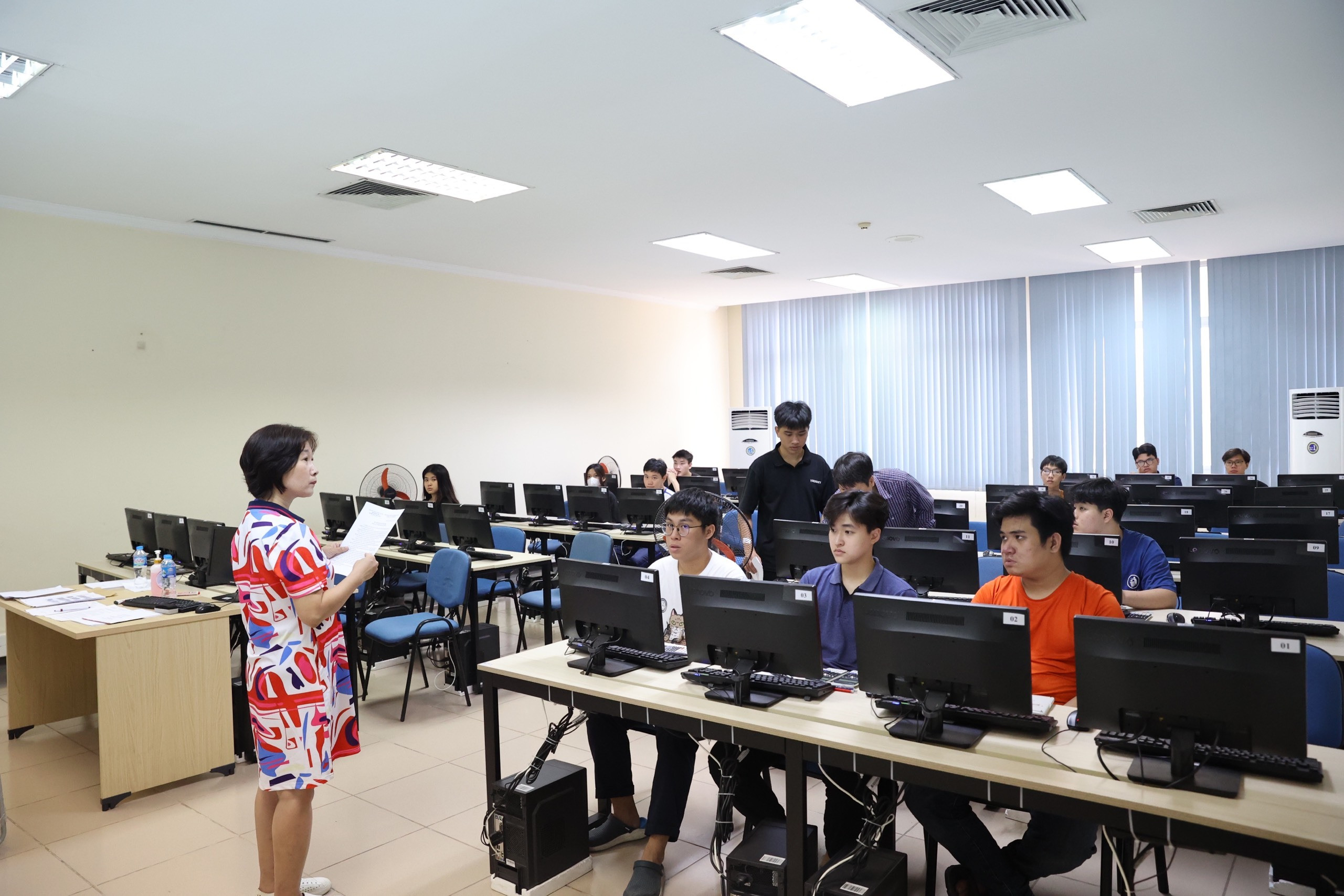 Phụ huynh bắt xe từ 5h sáng, gặm bánh mỳ đưa con đi thi đánh giá tư duy - 13