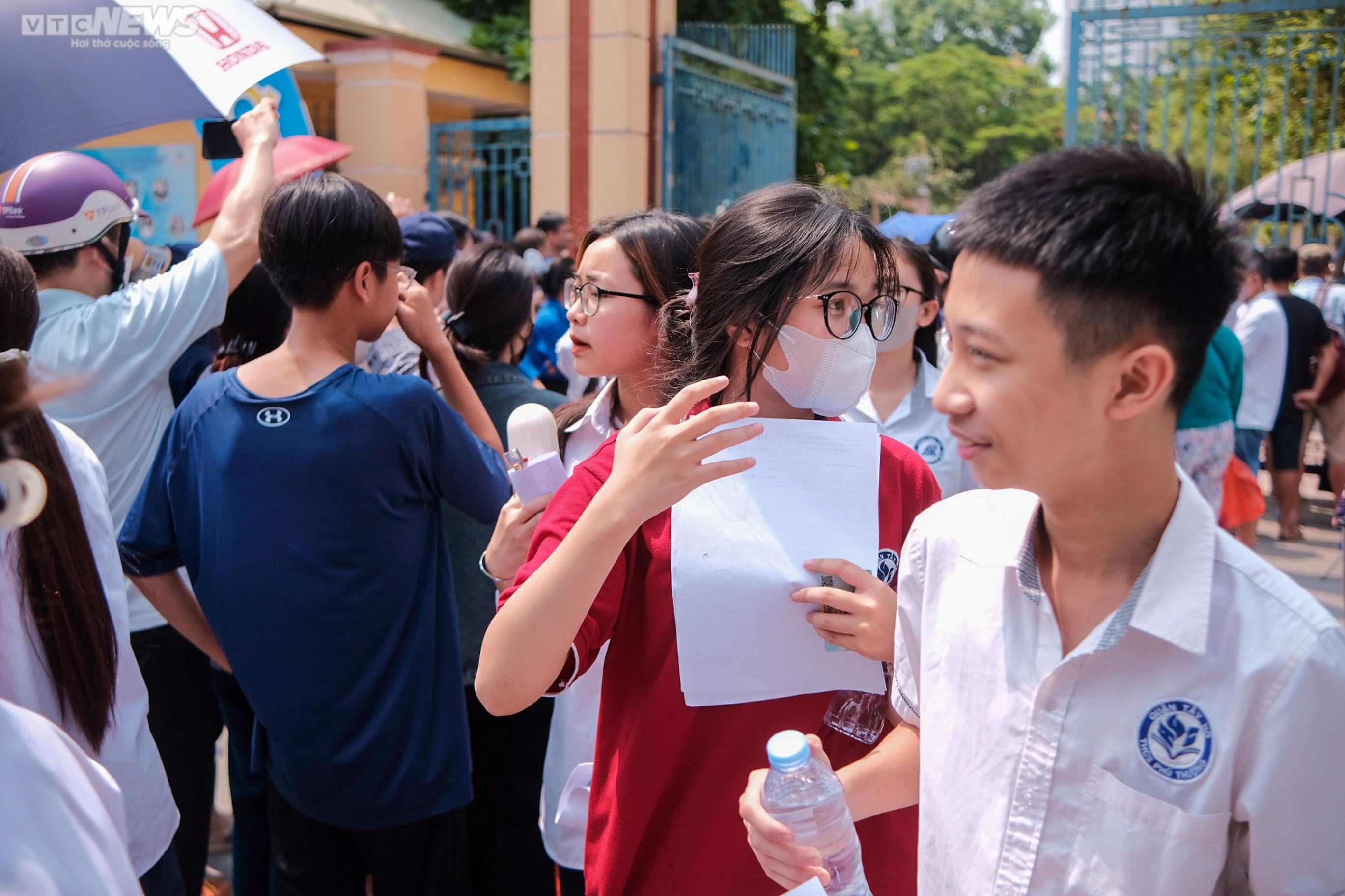 Đề thi môn Ngữ văn vừa sức: Sĩ tử rạng rỡ, phụ huynh vui sướng, bớt nỗi lo - 4