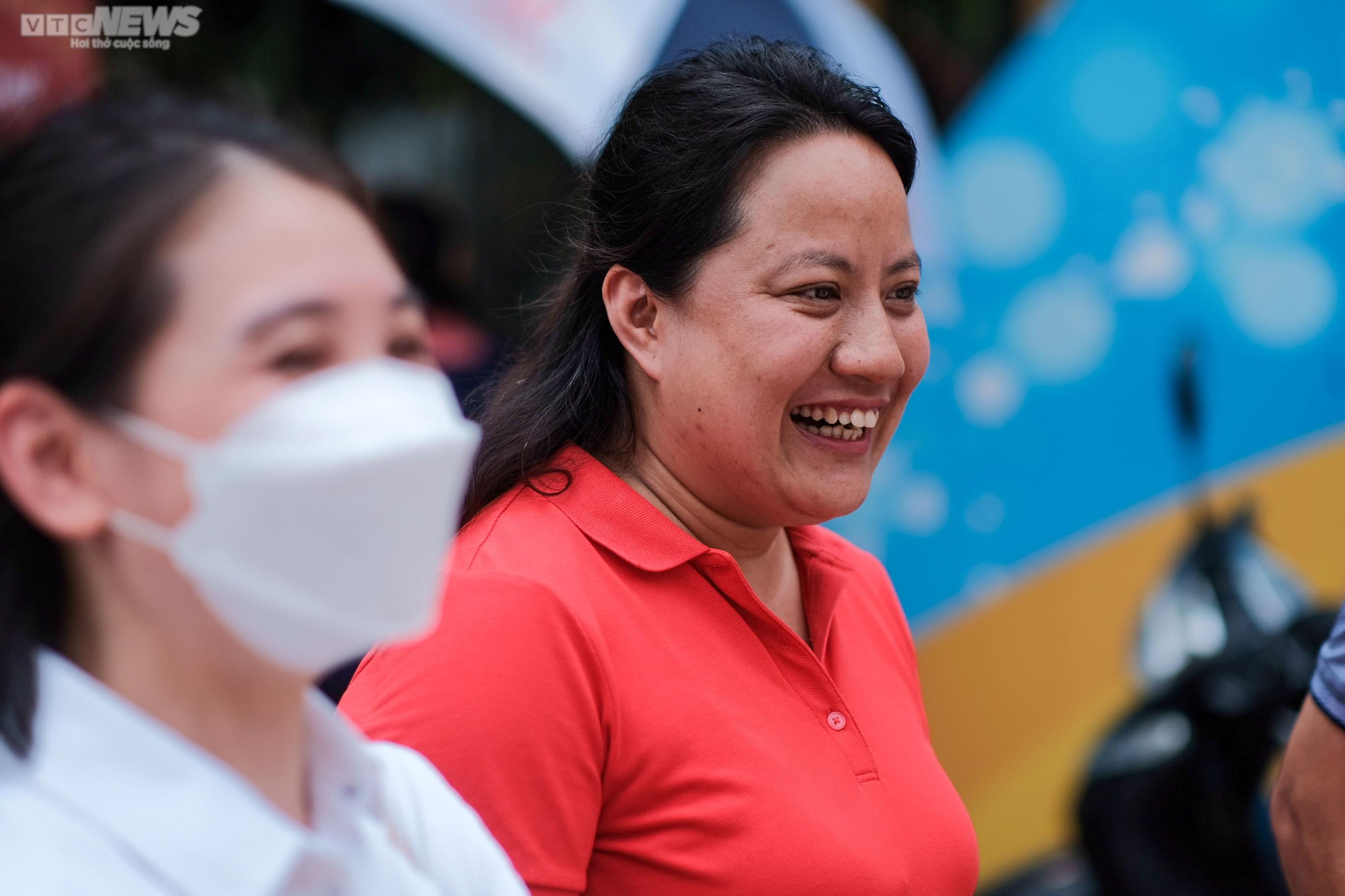 Đề thi môn Ngữ văn vừa sức: Sĩ tử rạng rỡ, phụ huynh vui sướng, bớt nỗi lo - 9