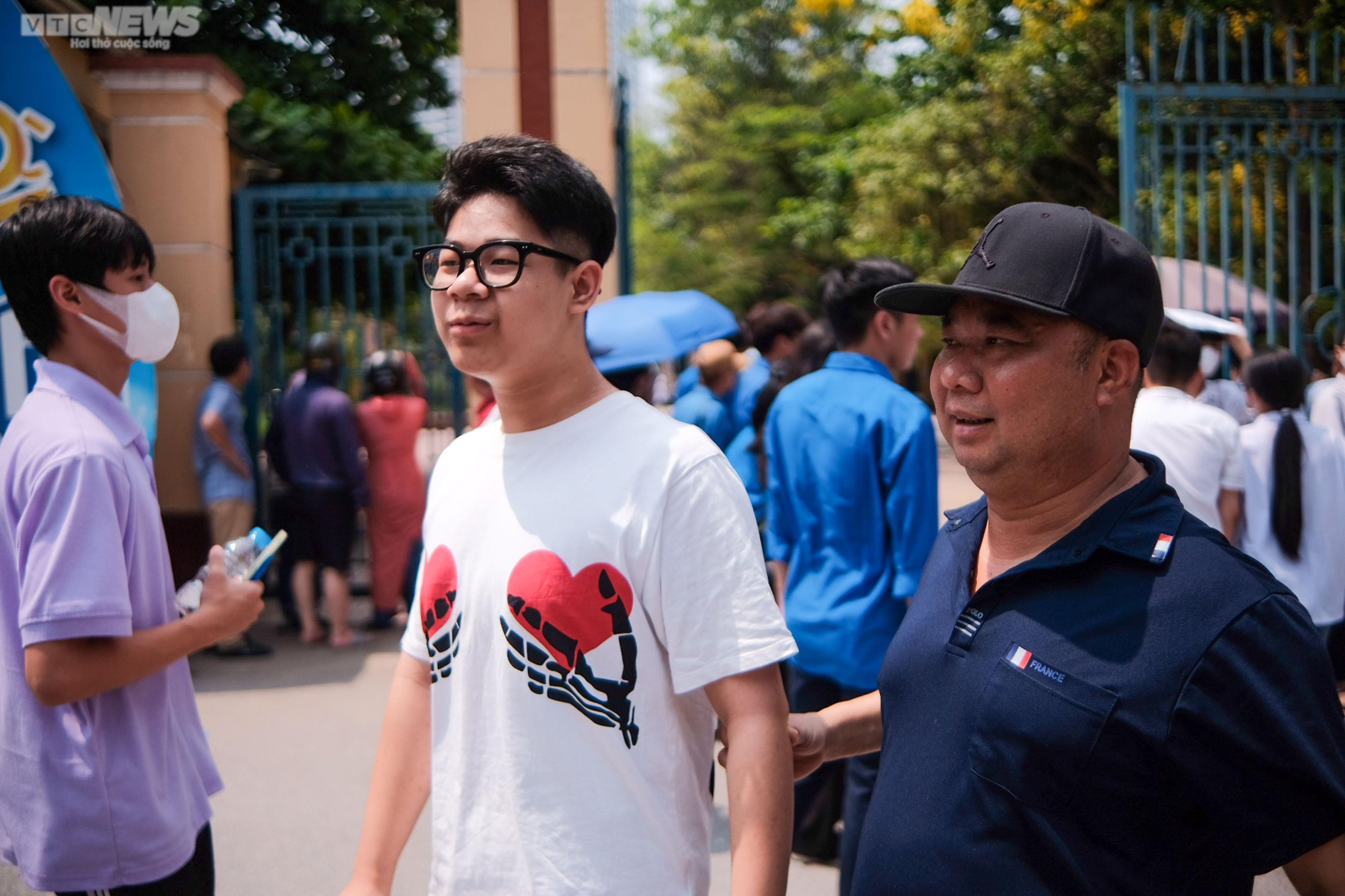 Đề thi môn Ngữ văn vừa sức: Sĩ tử rạng rỡ, phụ huynh vui sướng, bớt nỗi lo - 10