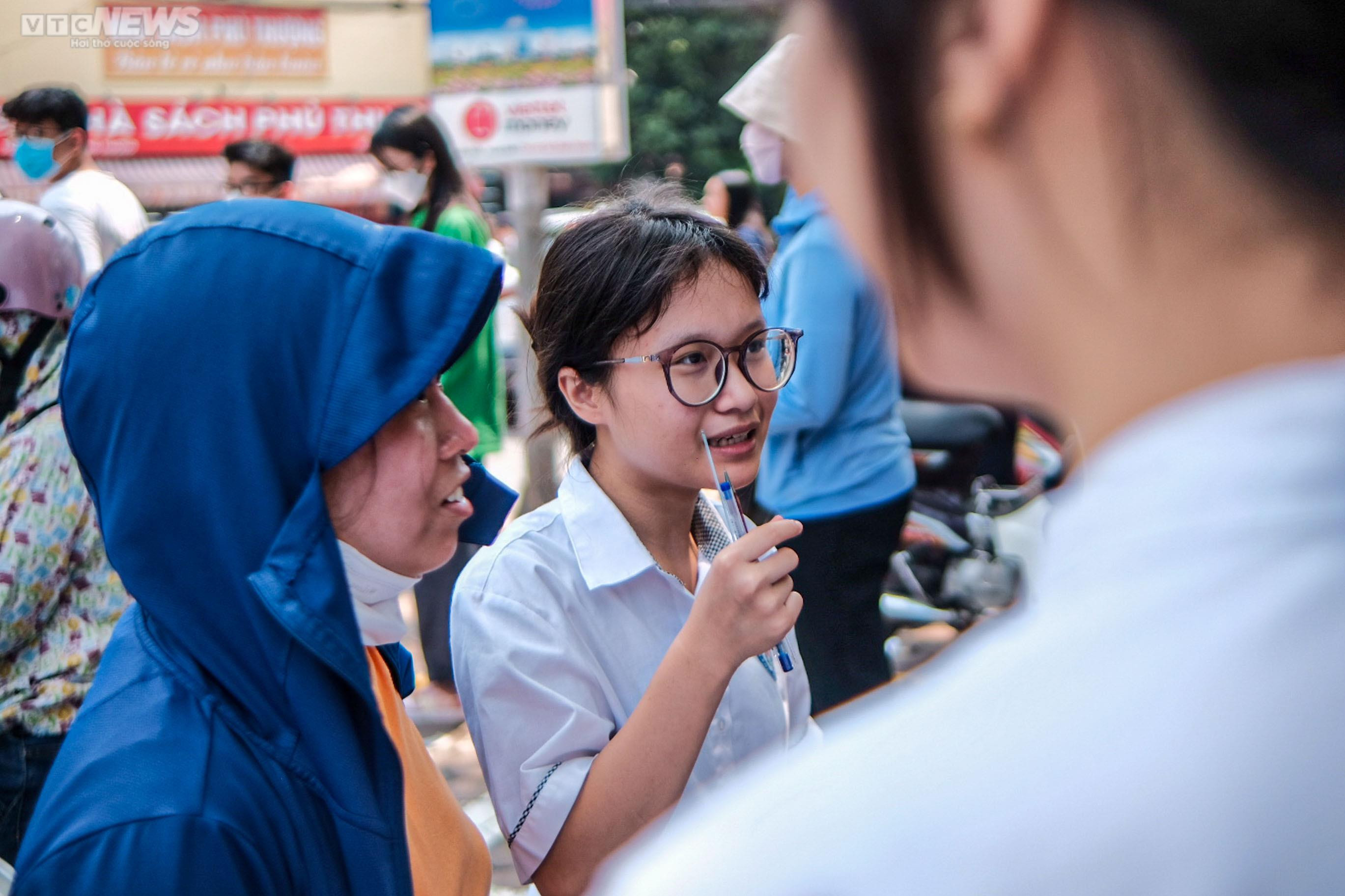 Đề thi môn Ngữ văn vừa sức: Sĩ tử rạng rỡ, phụ huynh vui sướng, bớt nỗi lo - 7