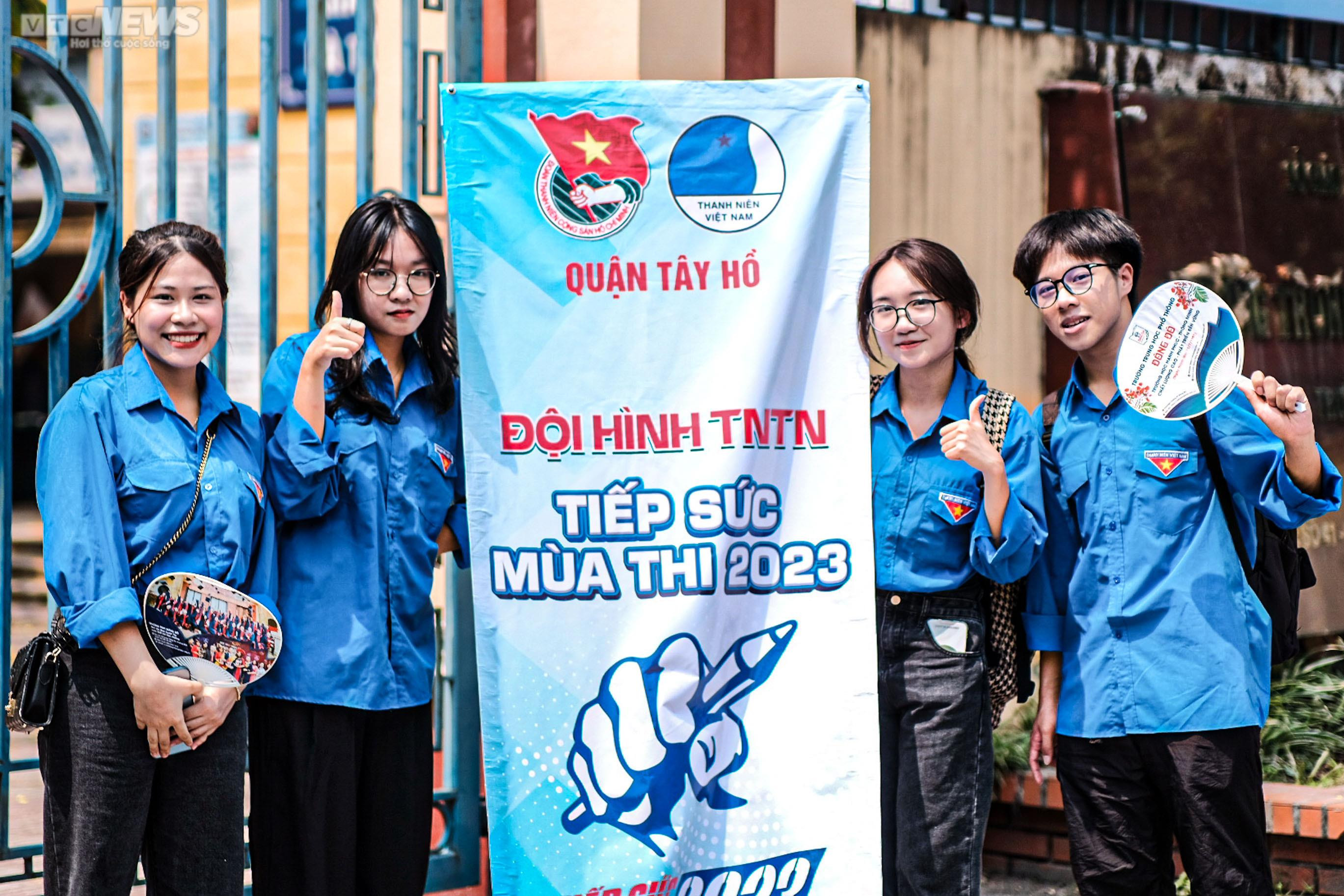 Đề thi môn Ngữ văn vừa sức: Sĩ tử rạng rỡ, phụ huynh vui sướng, bớt nỗi lo - 13