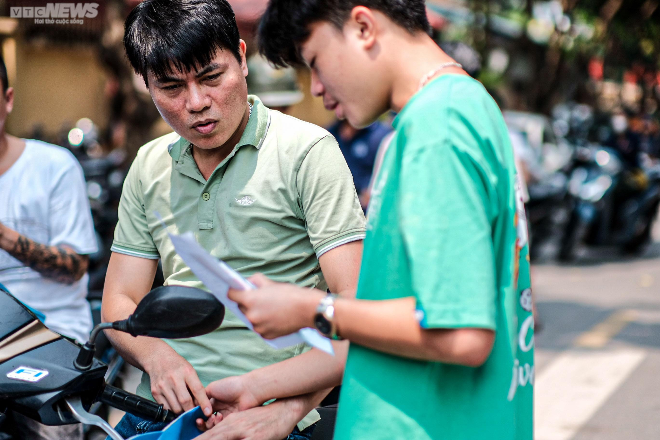 Đề thi môn Ngữ văn vừa sức: Sĩ tử rạng rỡ, phụ huynh vui sướng, bớt nỗi lo - 12