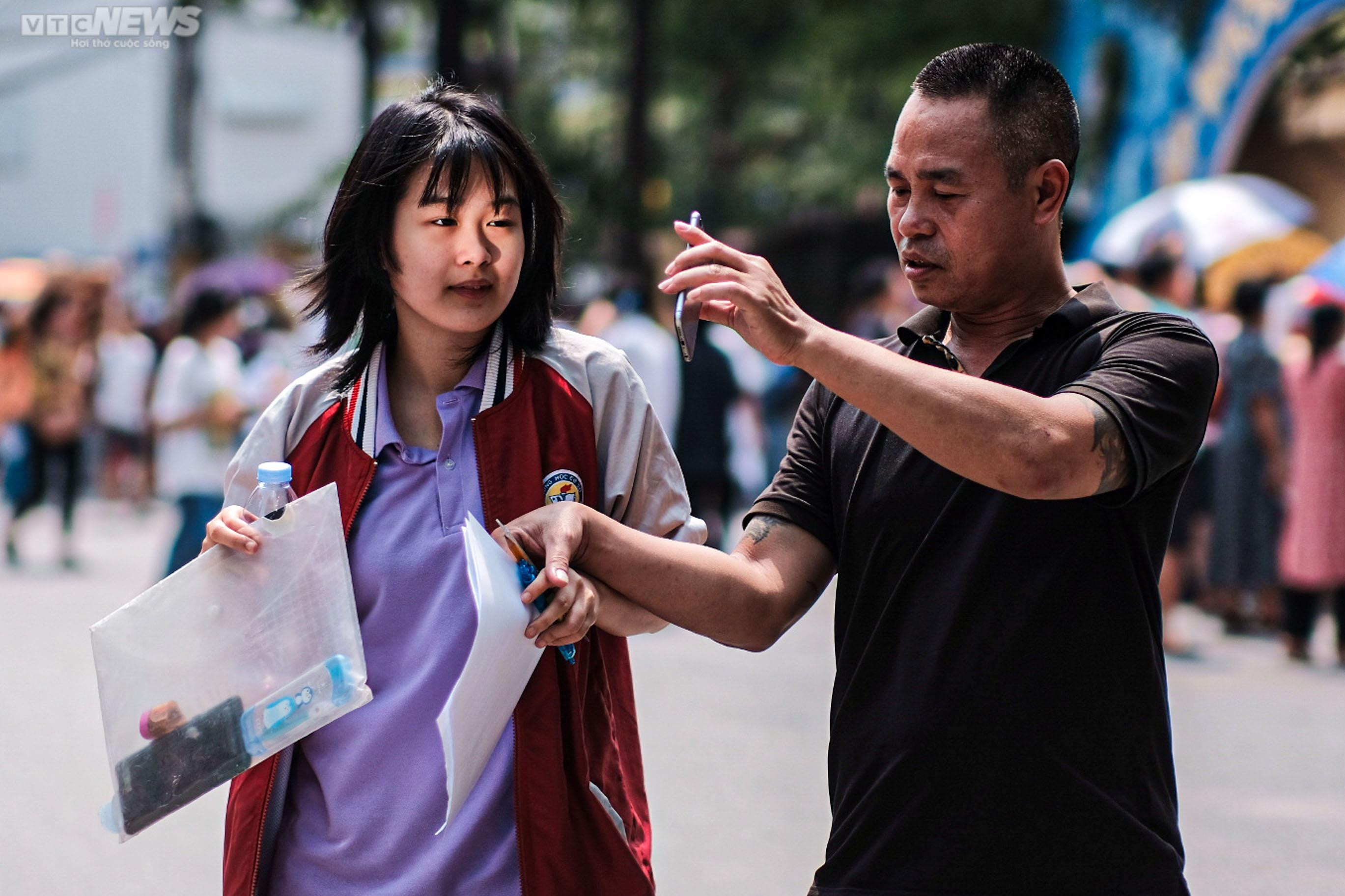 Đề thi môn Ngữ văn vừa sức: Sĩ tử rạng rỡ, phụ huynh vui sướng, bớt nỗi lo - 11