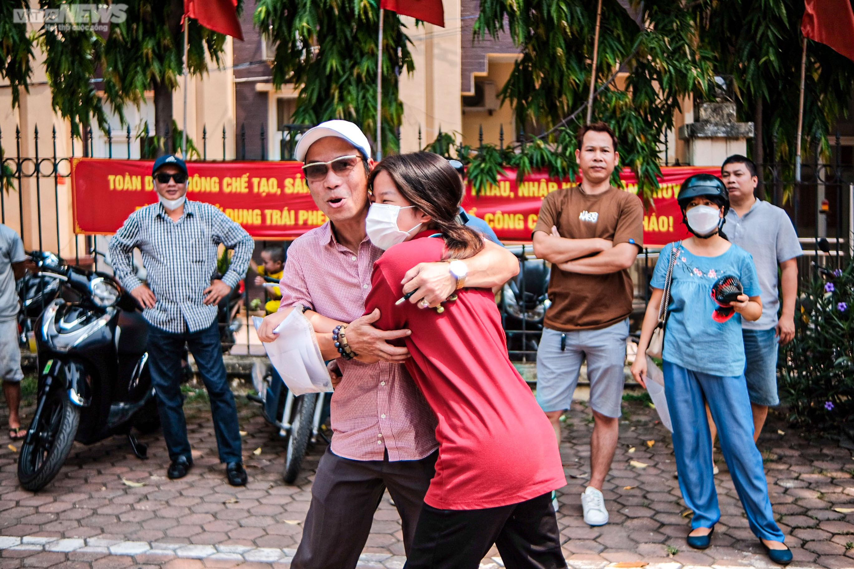 Đề thi môn Ngữ văn vừa sức: Sĩ tử rạng rỡ, phụ huynh vui sướng, bớt nỗi lo - 5