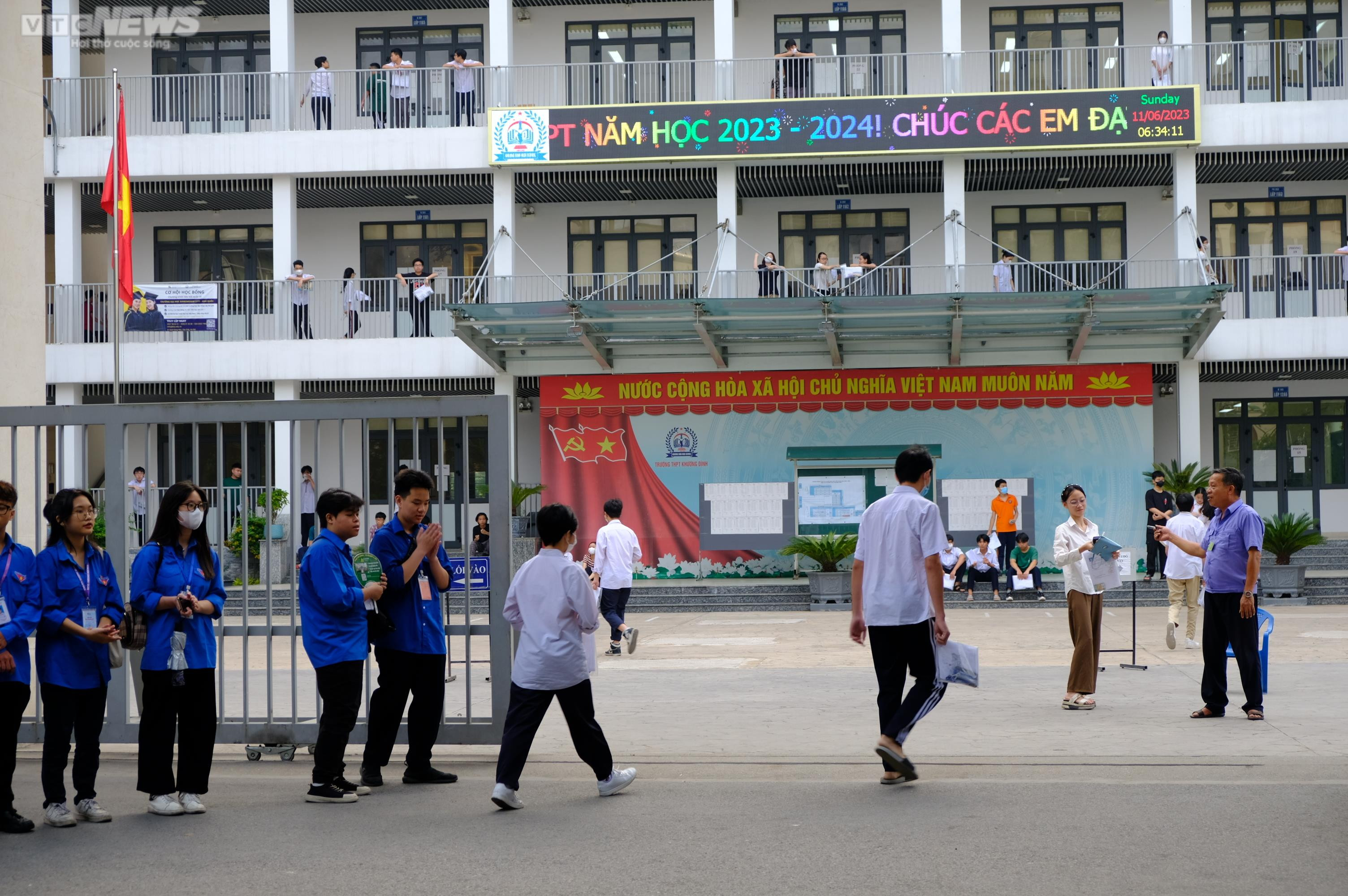 Thi môn cuối vào lớp 10, sĩ tử quên đồ gọi điện cầu cứu người thân - 10