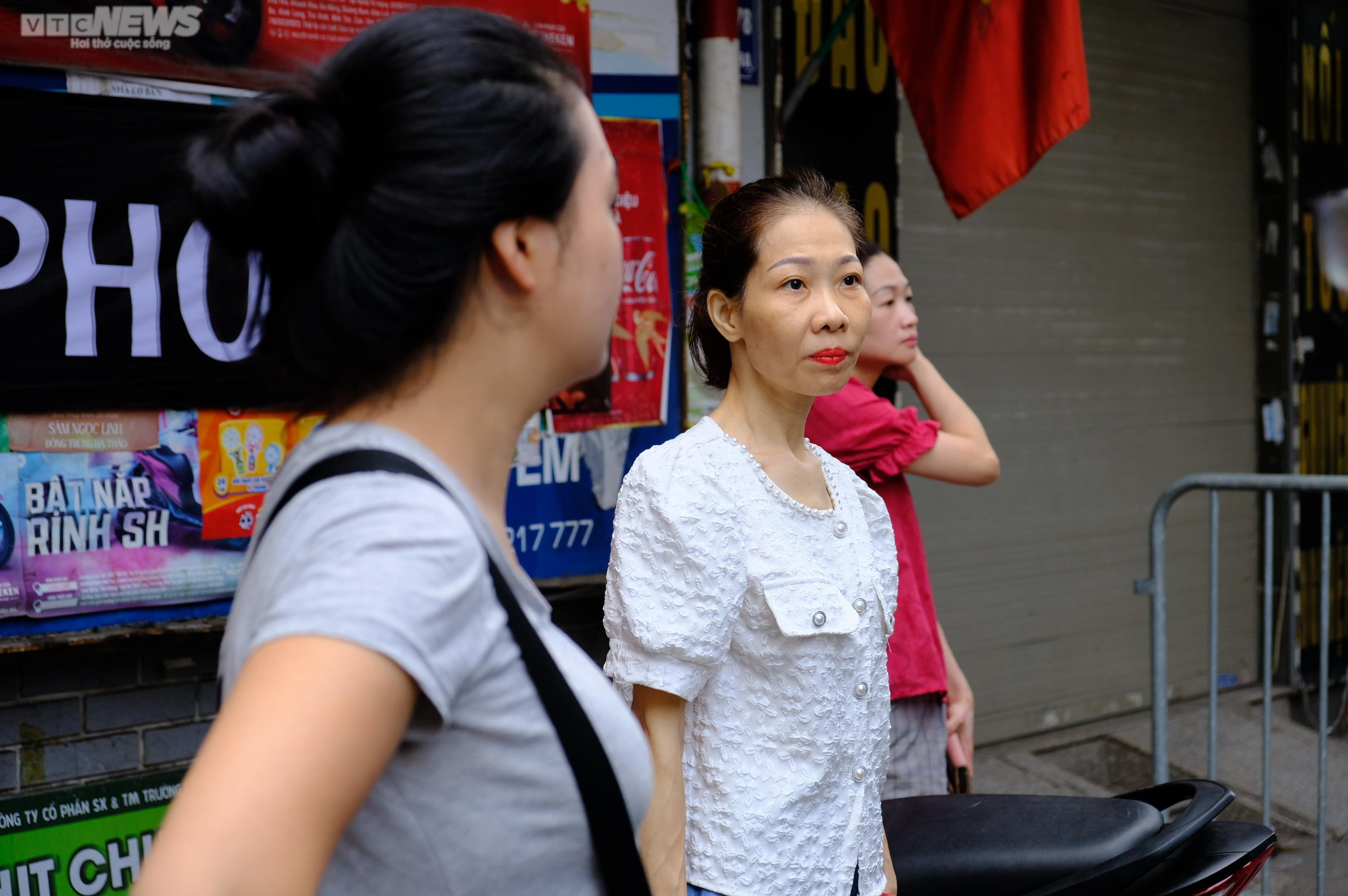 Thi môn cuối vào lớp 10, sĩ tử quên đồ gọi điện cầu cứu người thân - 7