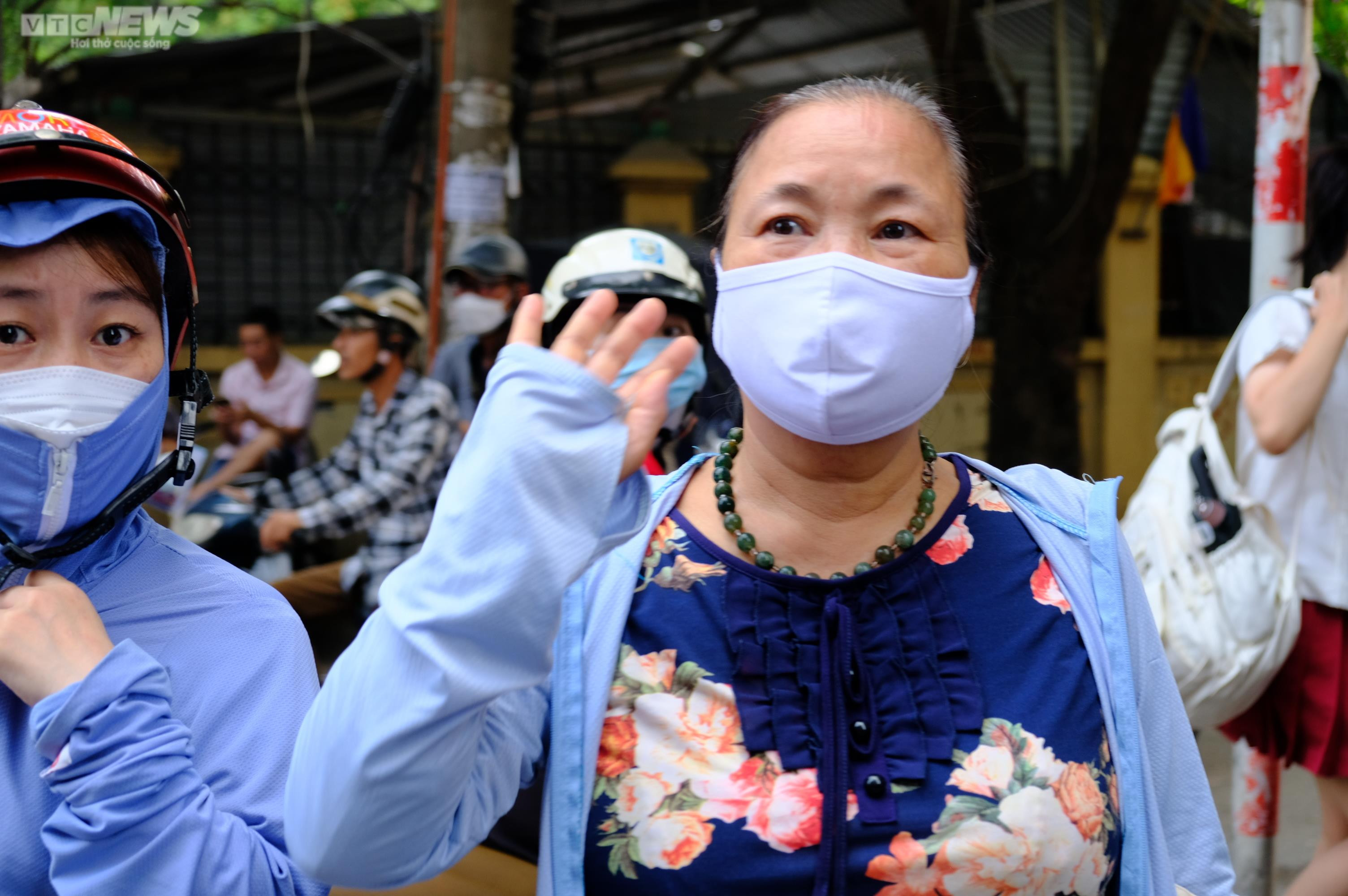 Thi môn cuối vào lớp 10, sĩ tử quên đồ gọi điện cầu cứu người thân - 8