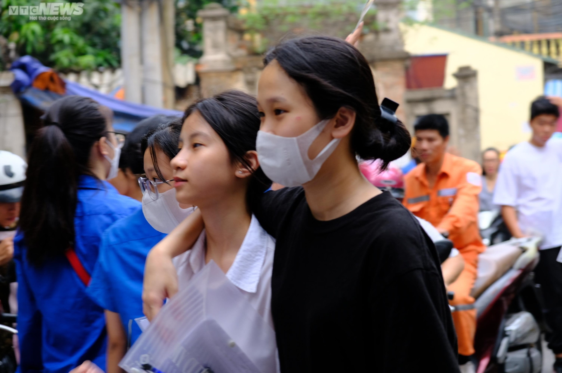 Thi môn cuối vào lớp 10, sĩ tử quên đồ gọi điện cầu cứu người thân - 4