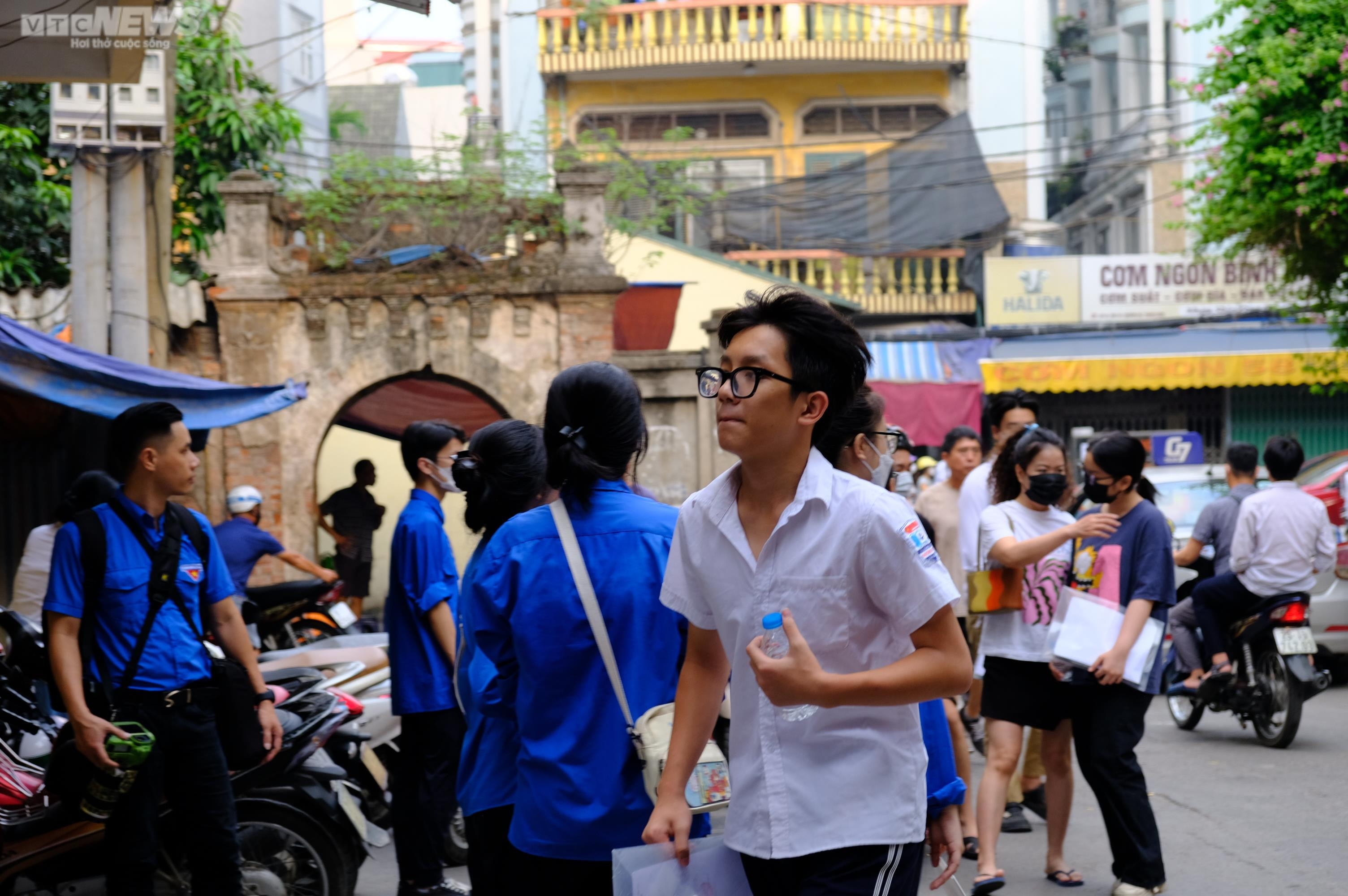 Thi môn cuối vào lớp 10, sĩ tử quên đồ gọi điện cầu cứu người thân - 6