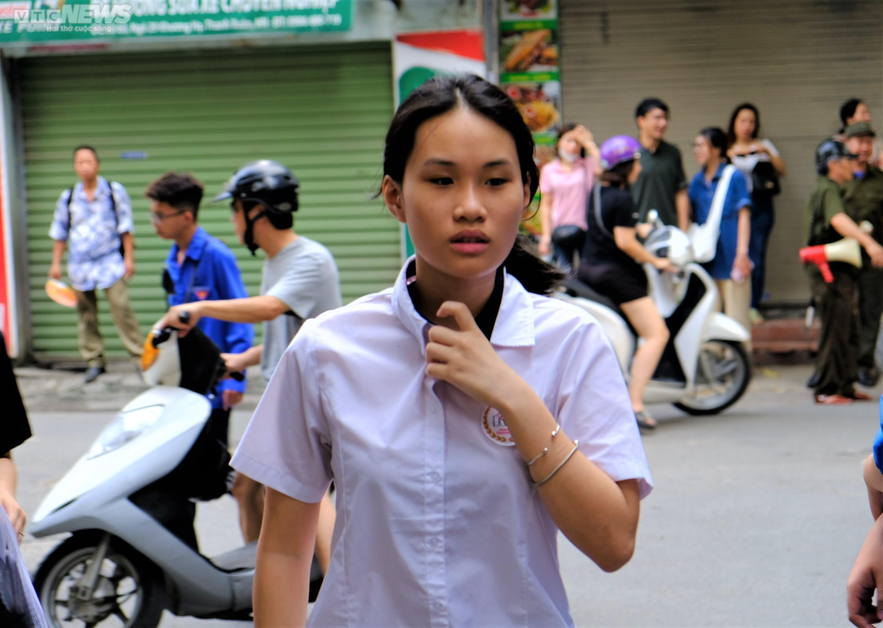 Thi môn cuối vào lớp 10, sĩ tử quên đồ gọi điện cầu cứu người thân - 5