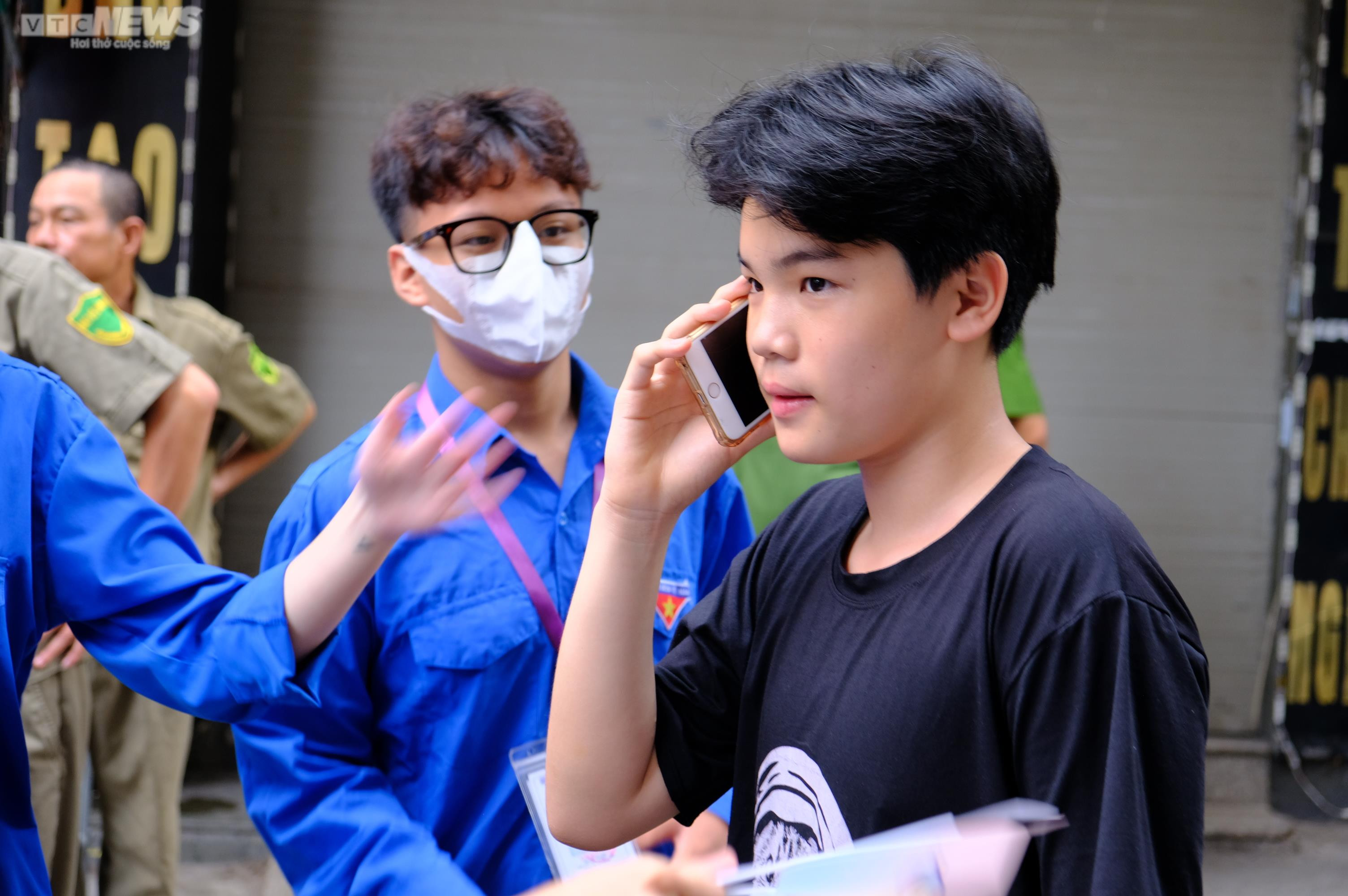 Thi môn cuối vào lớp 10, sĩ tử quên đồ gọi điện cầu cứu người thân - 3