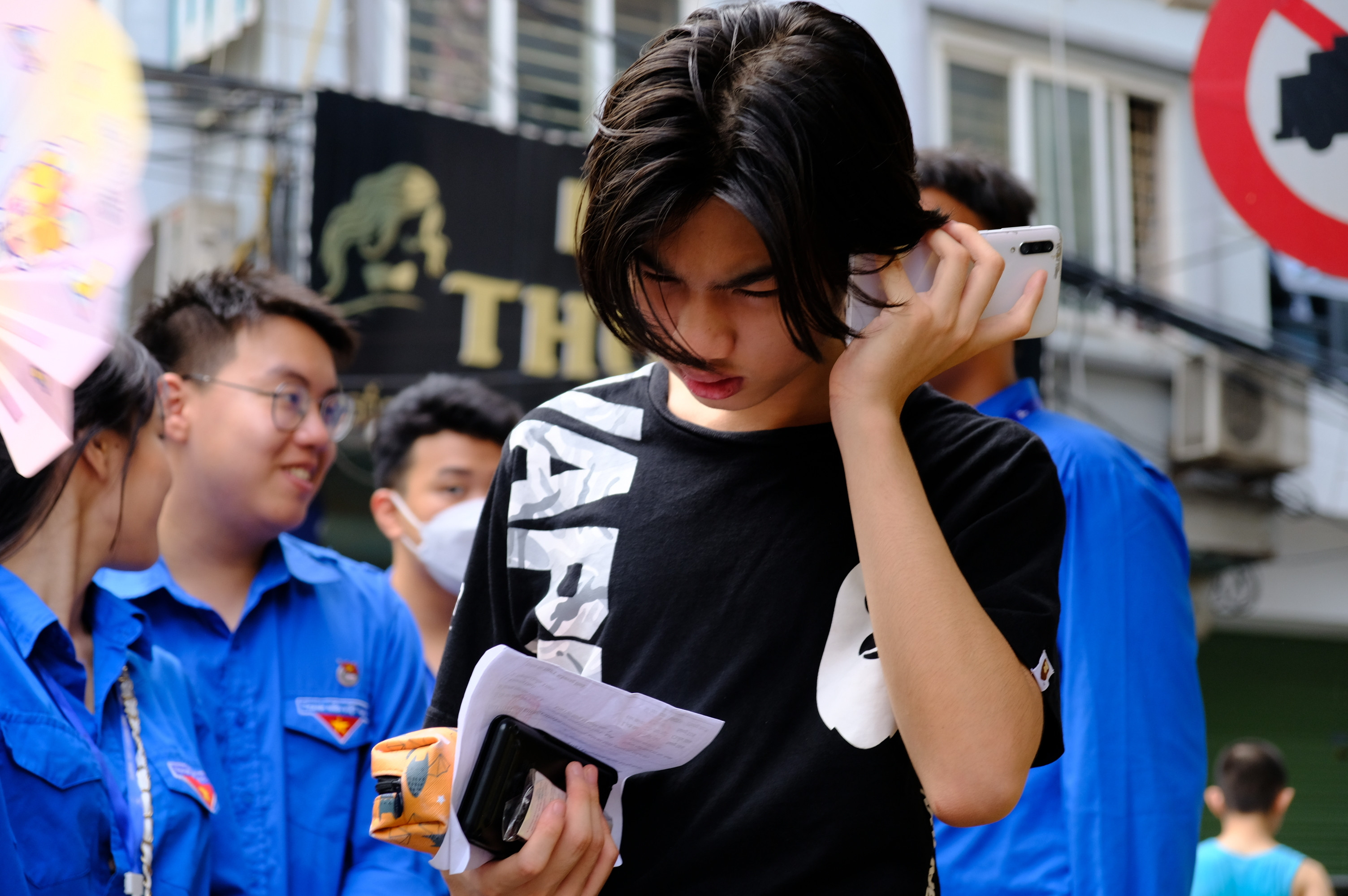 Thi môn cuối vào lớp 10, sĩ tử quên đồ gọi điện cầu cứu người thân - 2